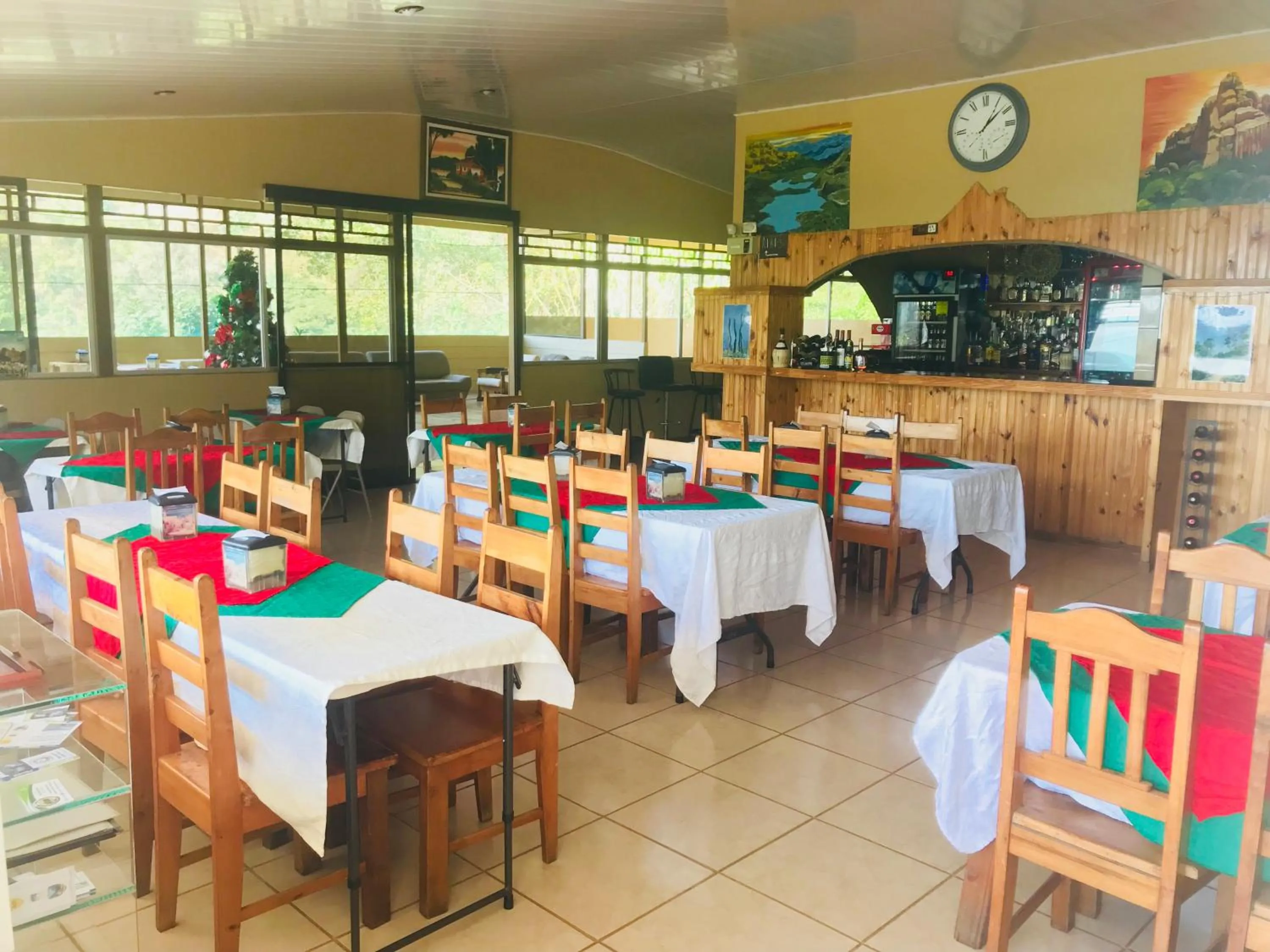 Restaurant/places to eat in Hotel Uran