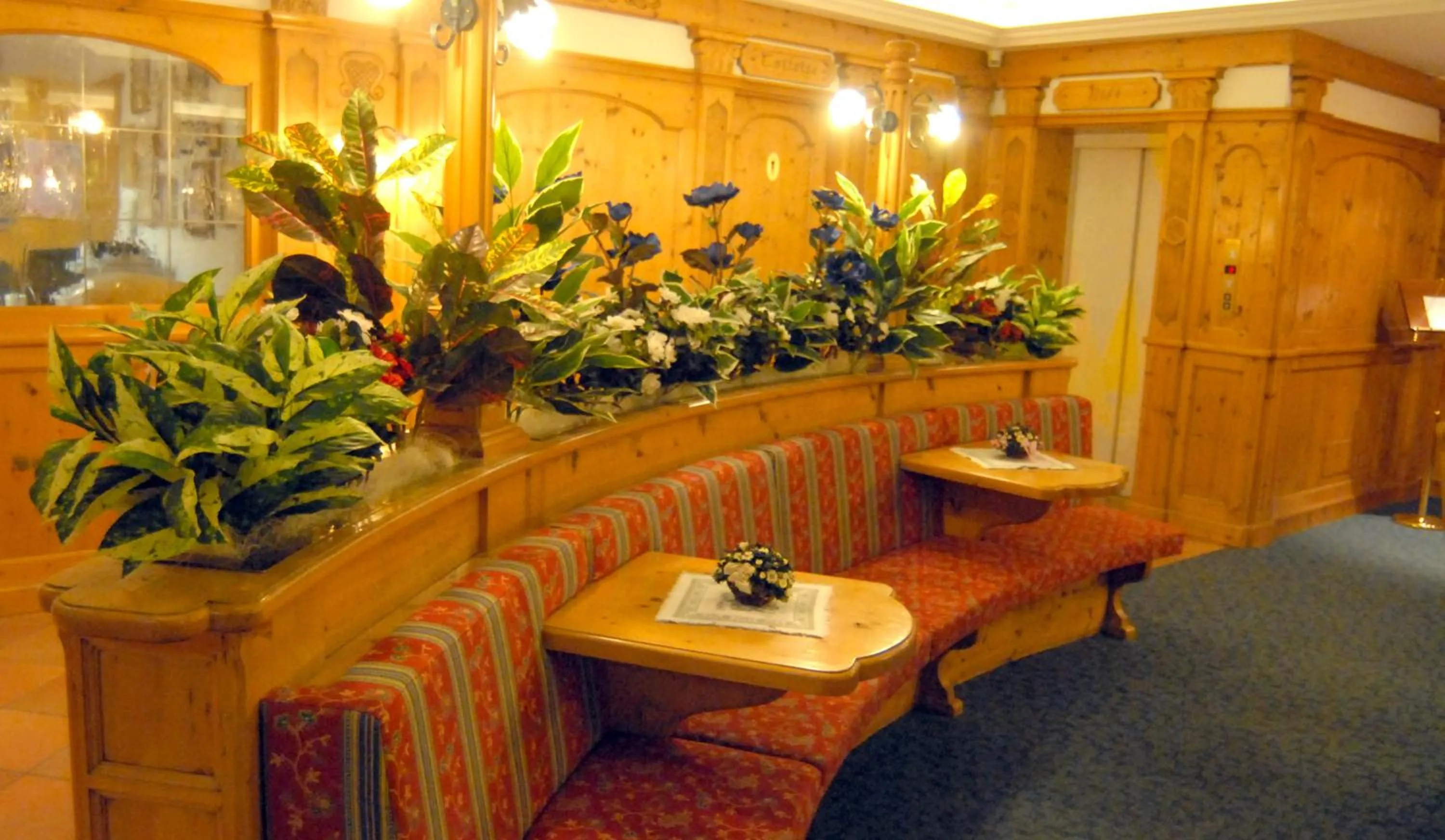 Communal lounge/ TV room in Hotel St. Raphael