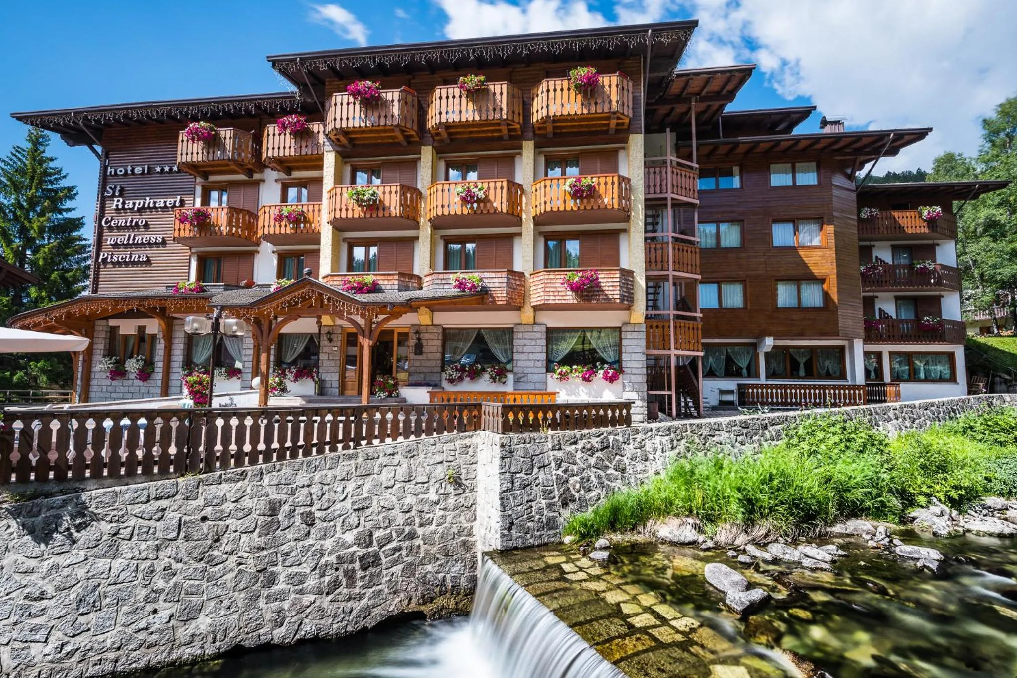 Facade/entrance in Hotel St. Raphael