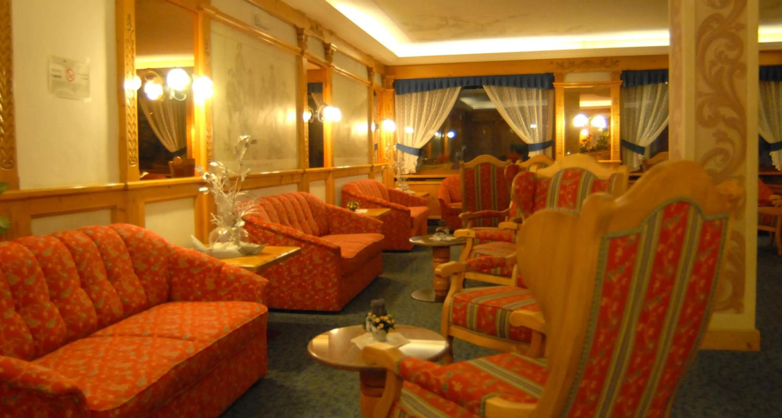 Communal lounge/ TV room in Hotel St. Raphael