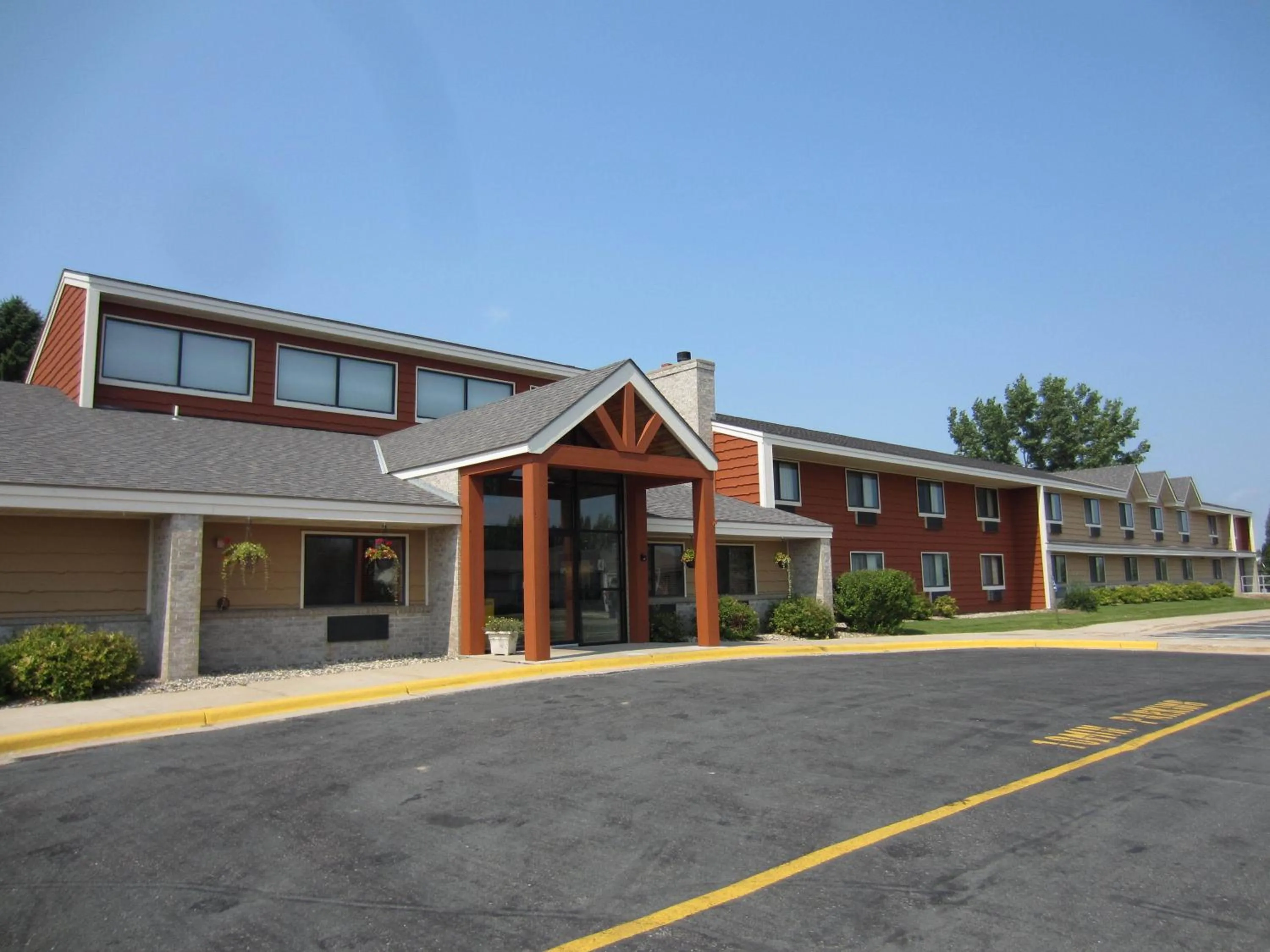 Facade/entrance in AmericInn by Wyndham Hutchinson