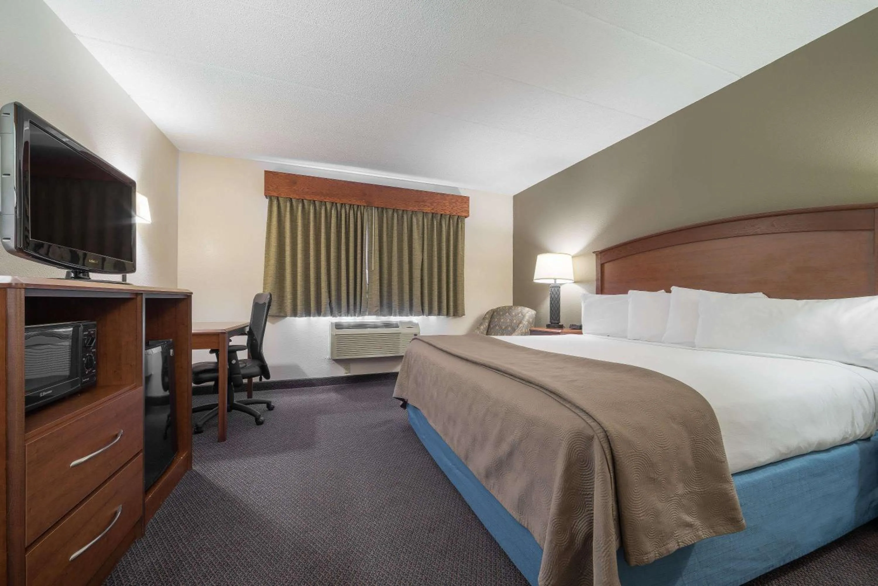 Photo of the whole room, Bed in AmericInn by Wyndham Hutchinson