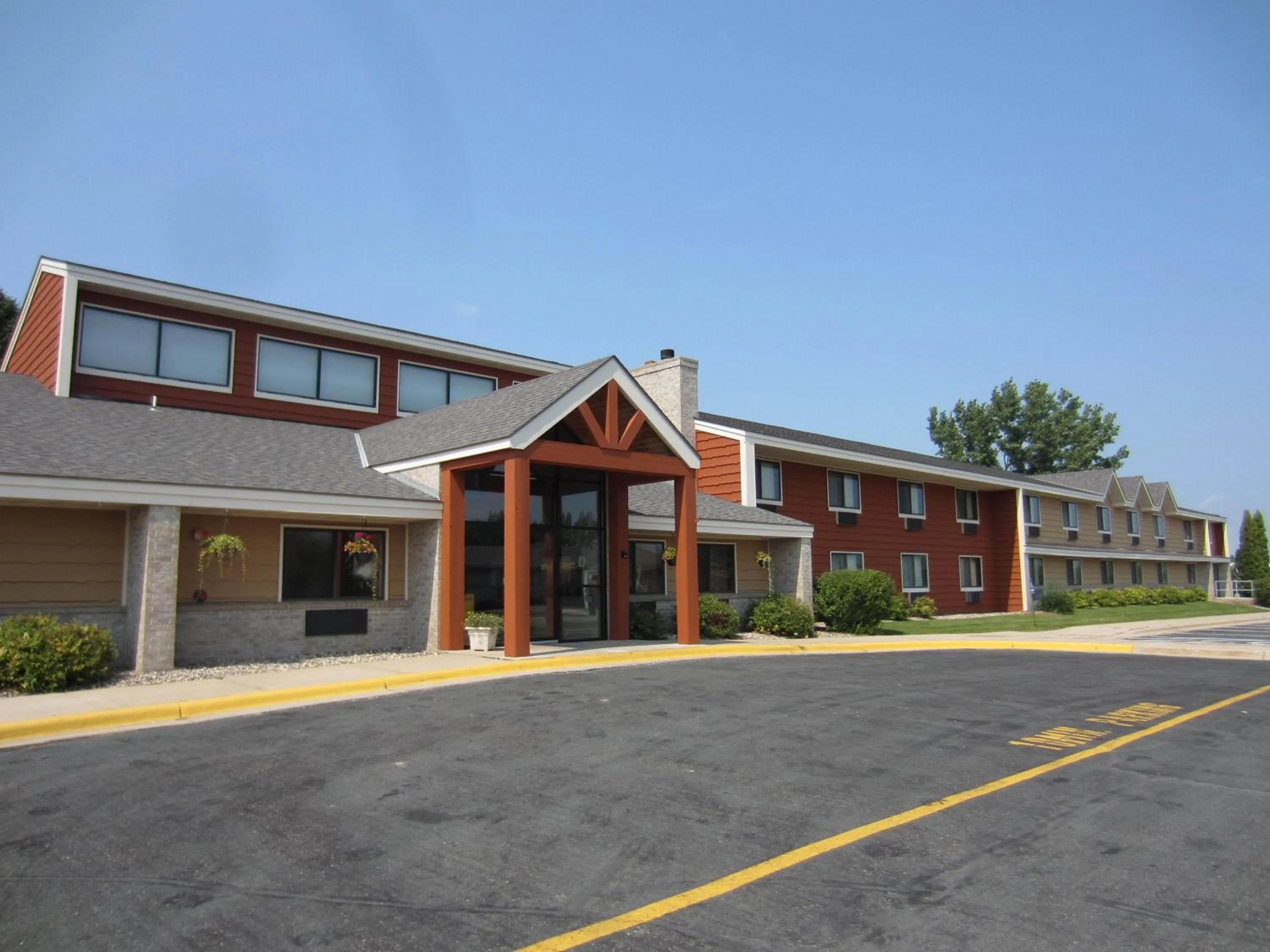 Facade/entrance in AmericInn by Wyndham Hutchinson