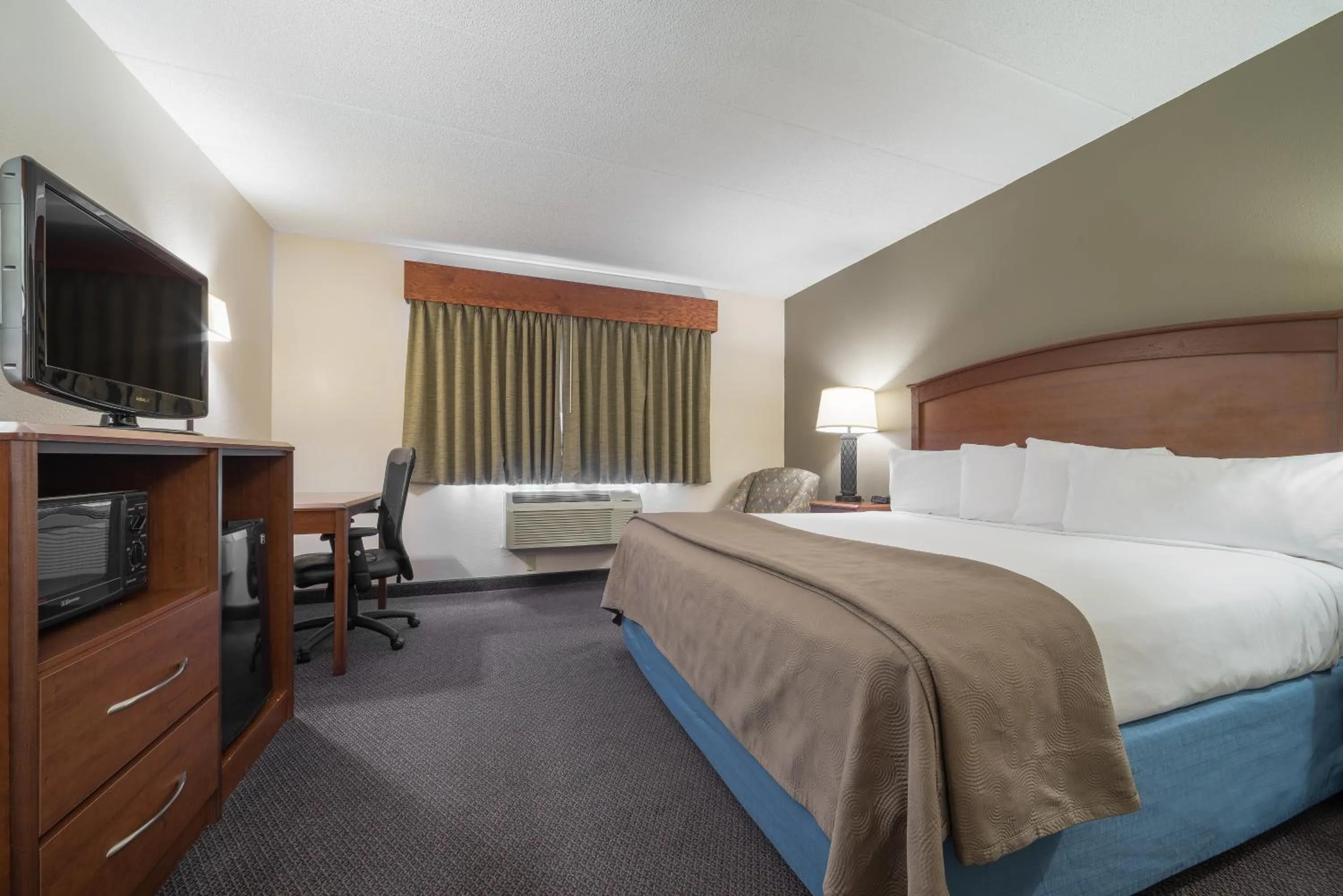 Photo of the whole room, Bed in AmericInn by Wyndham Hutchinson