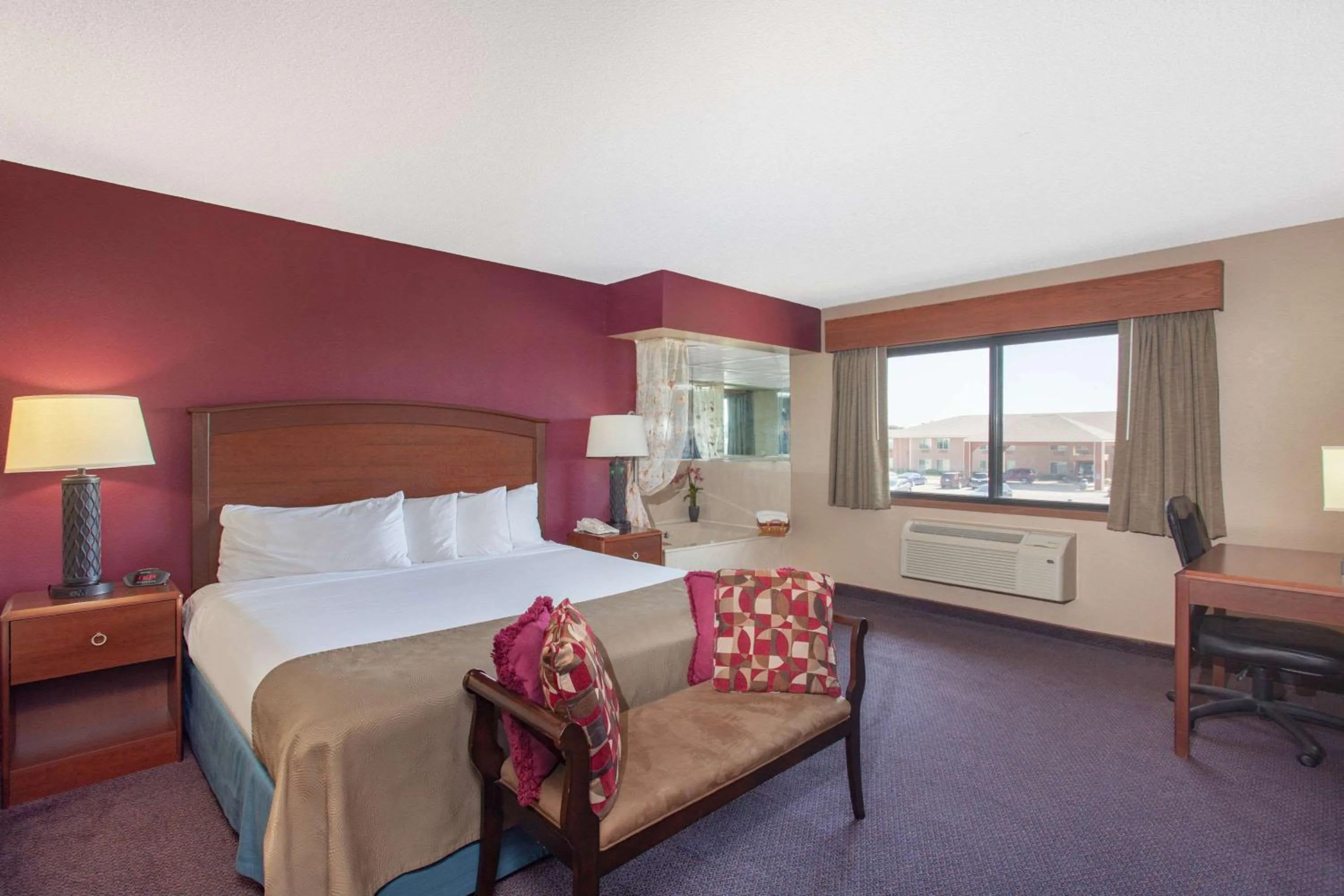 Photo of the whole room, Bed in AmericInn by Wyndham Hutchinson
