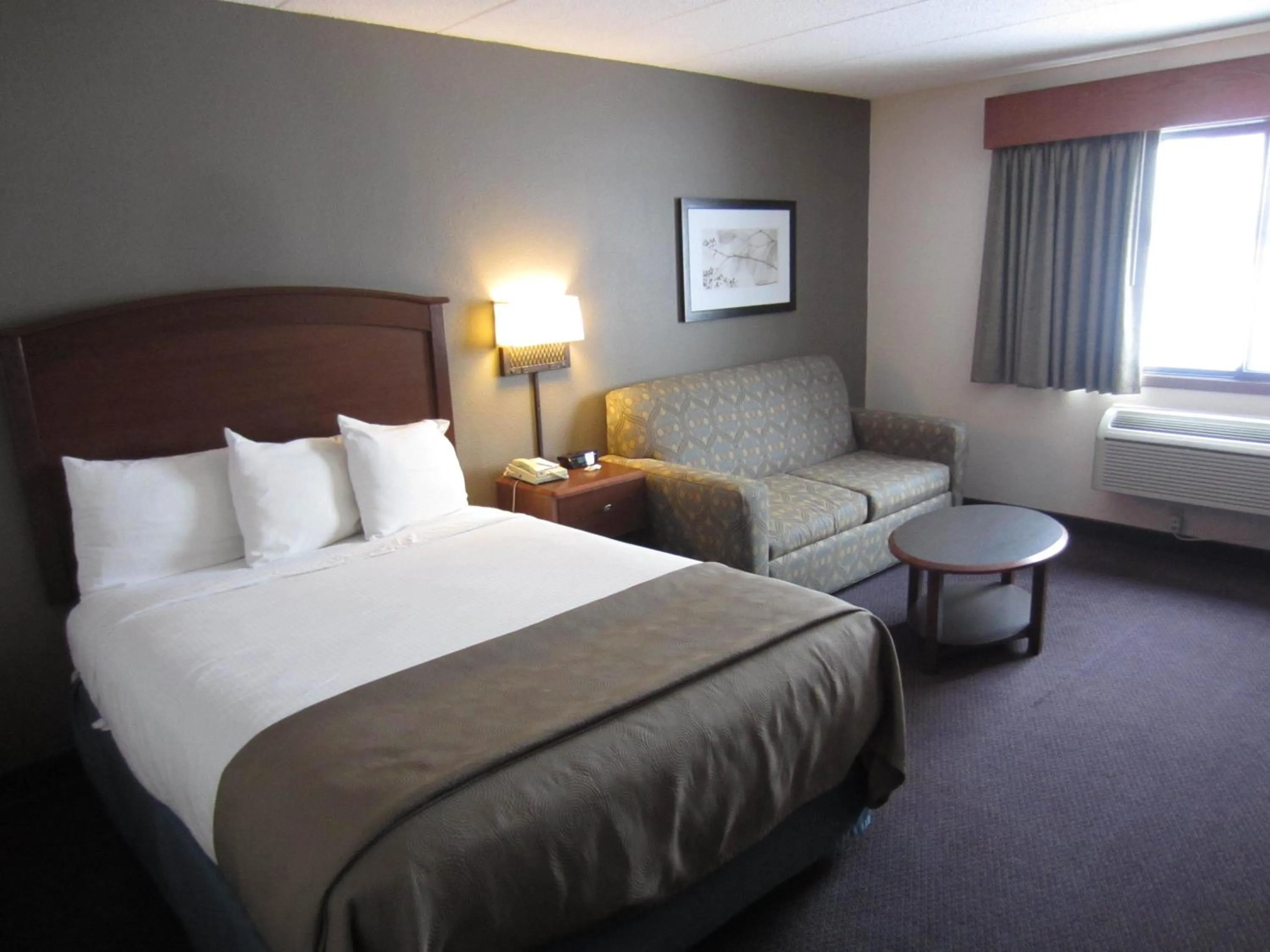 Photo of the whole room, Bed in AmericInn by Wyndham Hutchinson