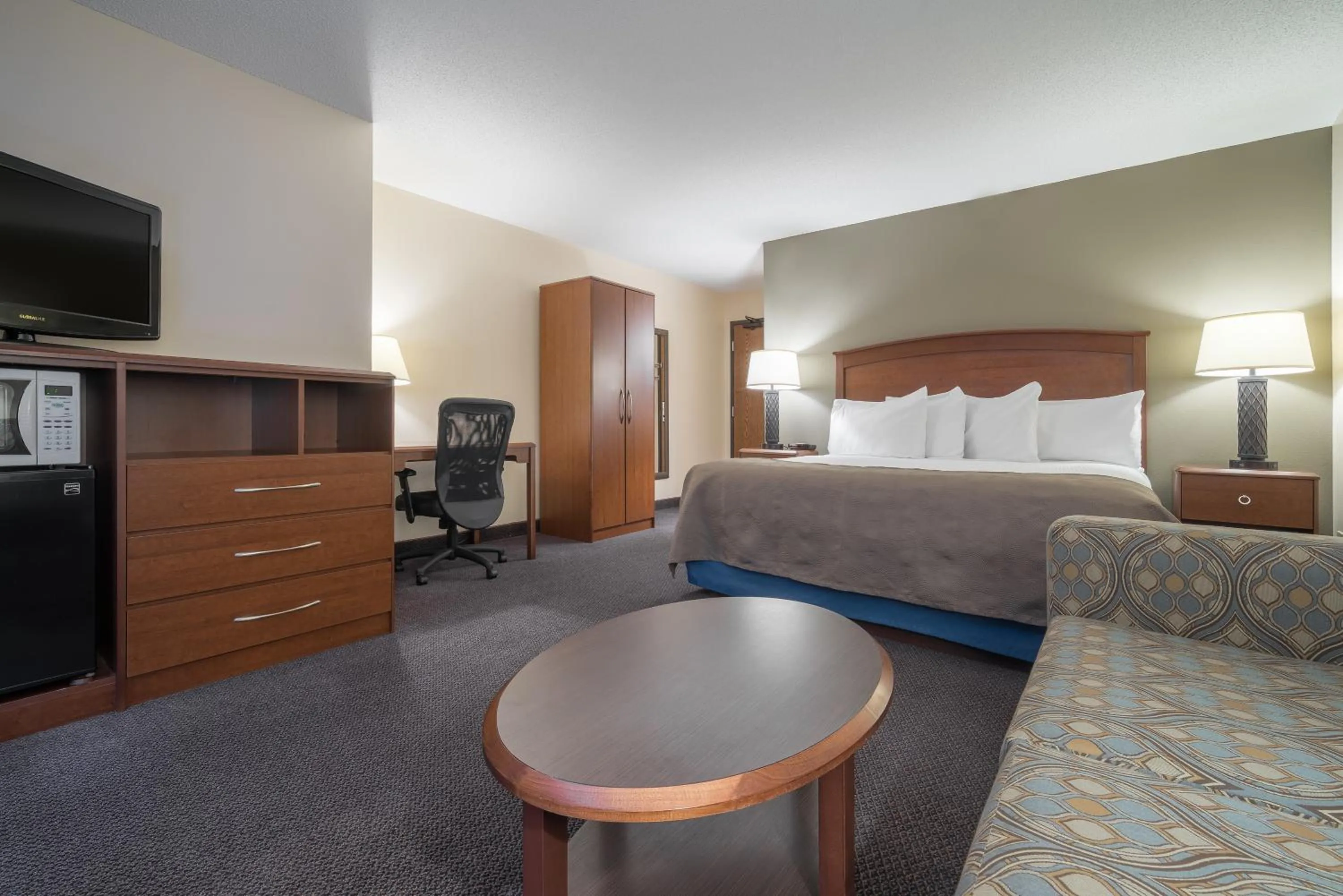 Photo of the whole room, Bed in AmericInn by Wyndham Hutchinson