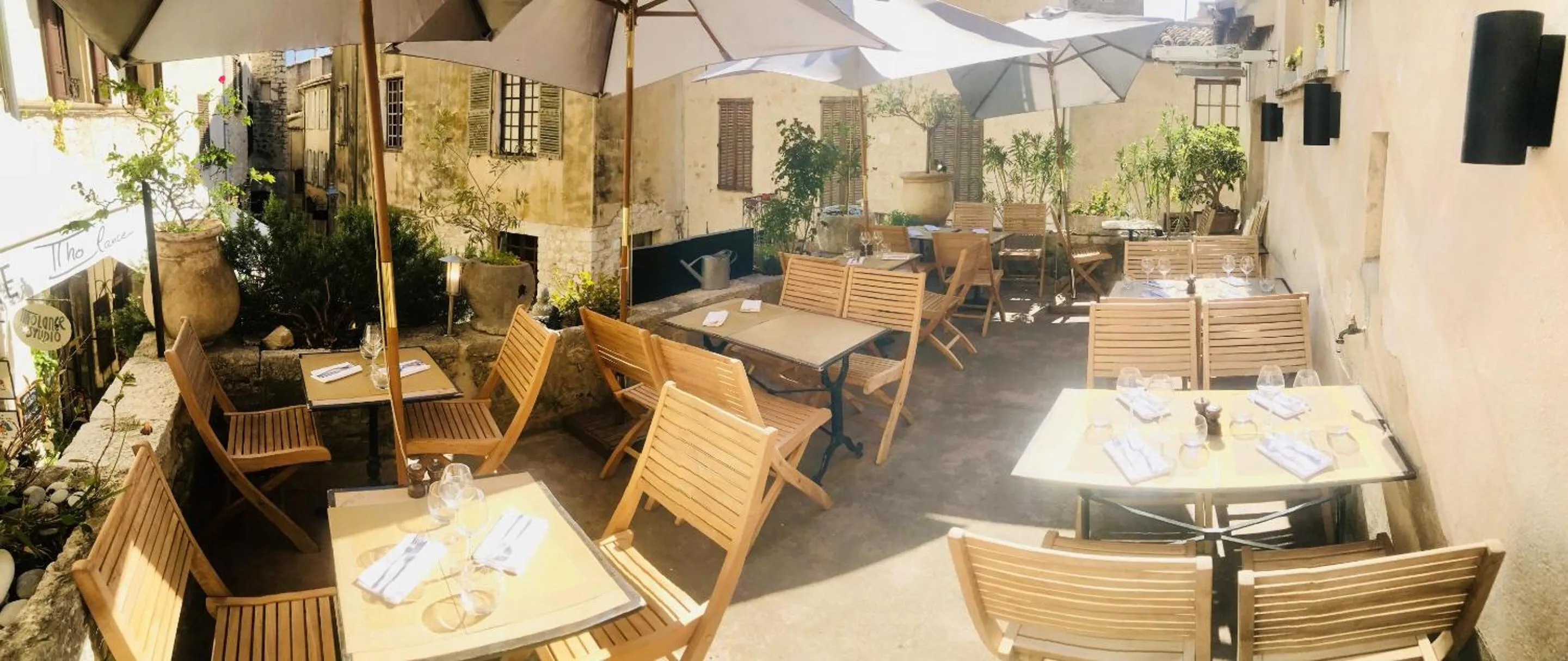 Dining area in Hostellerie de la fontaine