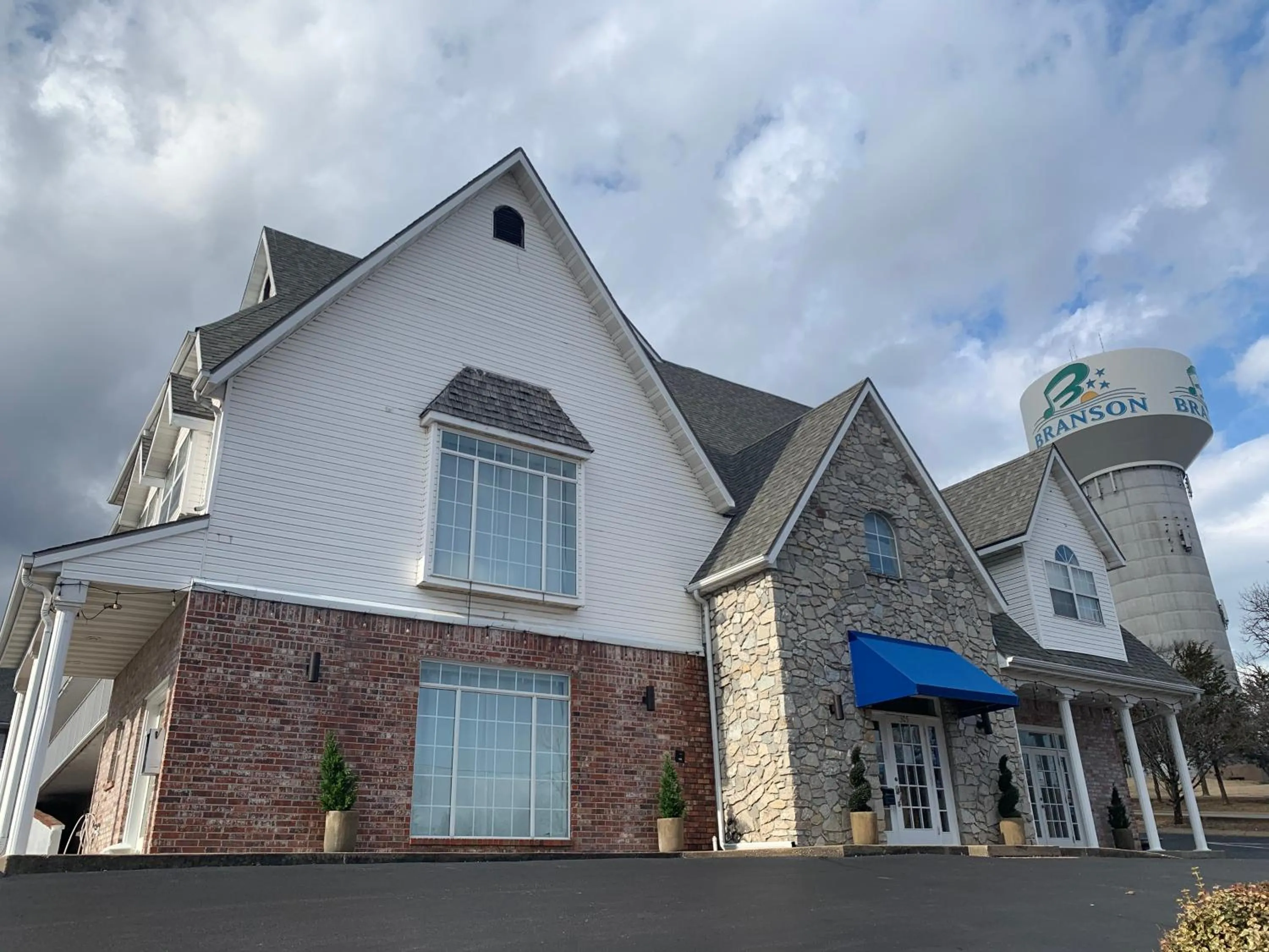 Property building in Seven Gables Inn