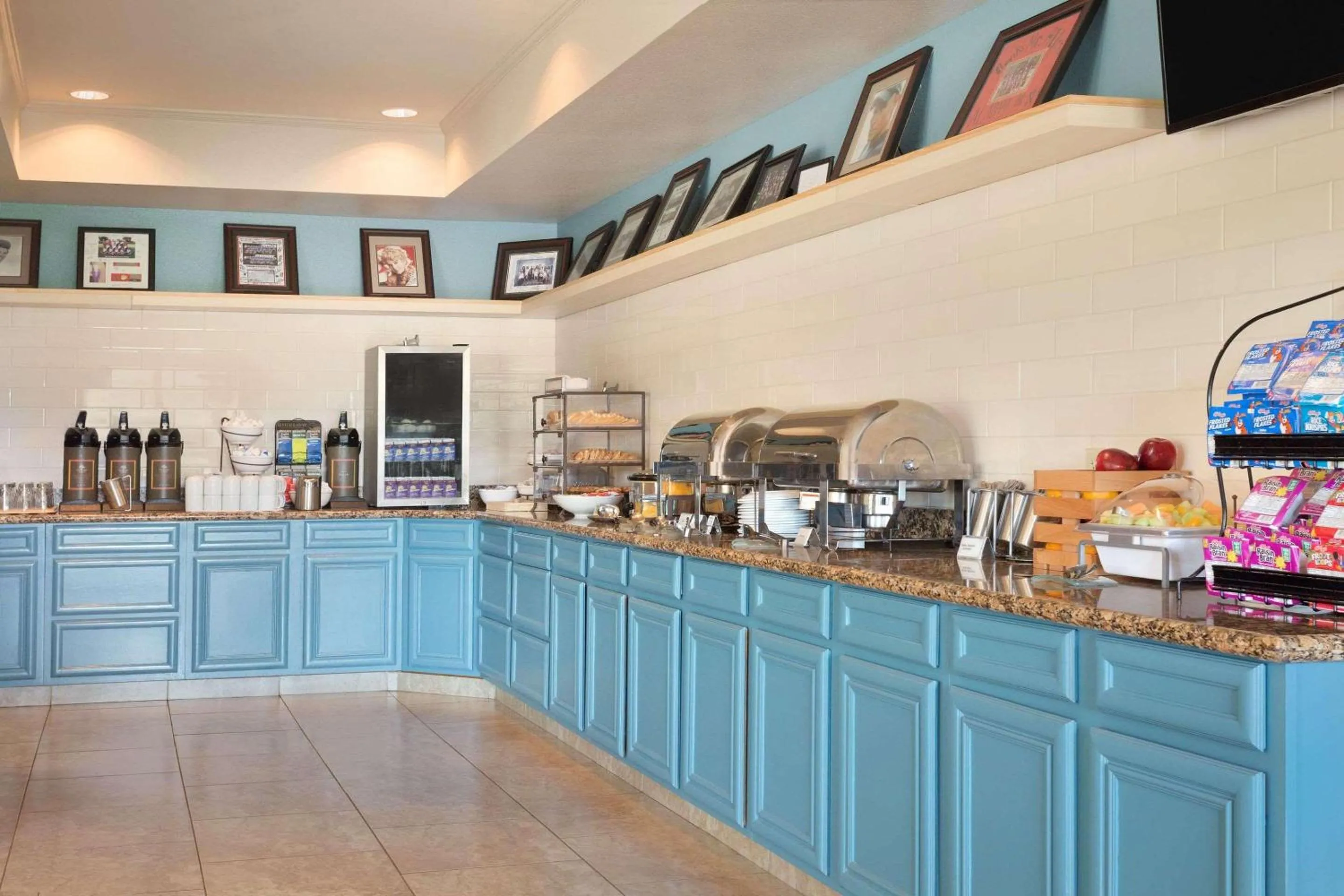 Breakfast in Country Inn & Suites by Radisson, Pineville, LA