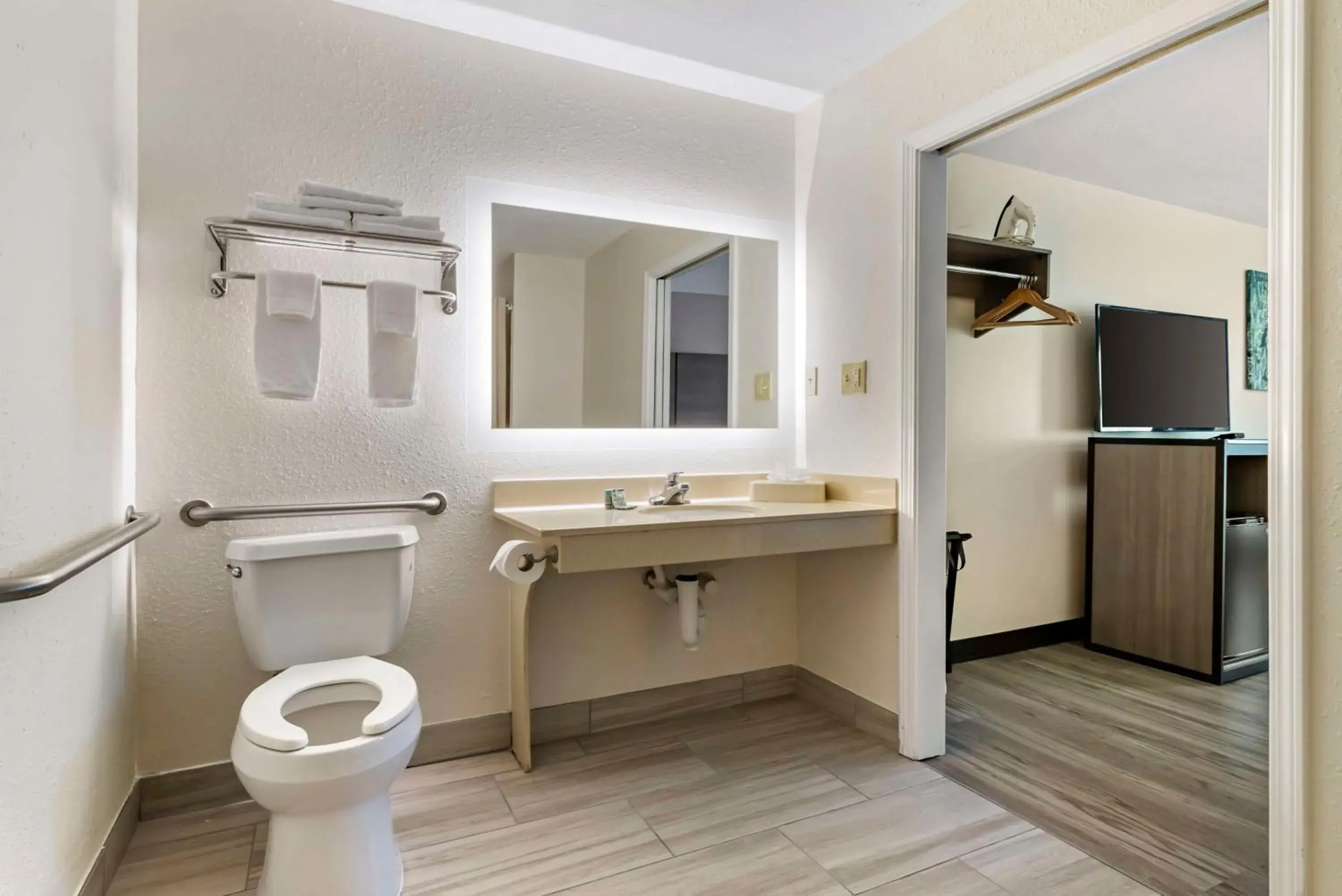 Queen Room - Disablity Access in Best Western of Alexandria Inn & Suites & Conference Center Queen Room - Disablity Access in Best Western of Alexandria Inn & Suites & Conference Center