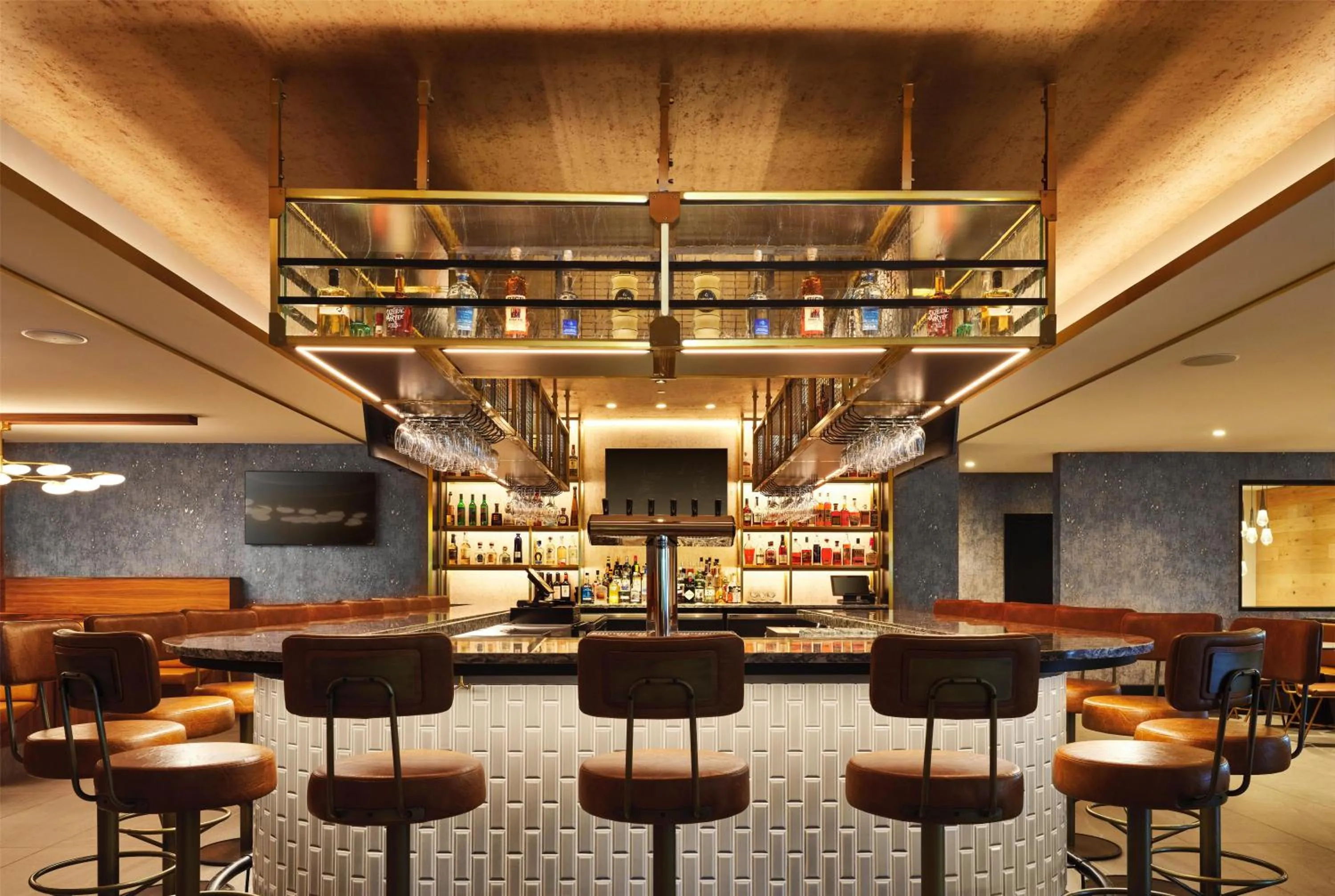 Lounge or bar in Hotel Alpenrock Breckenridge, Curio Collection by Hilton
