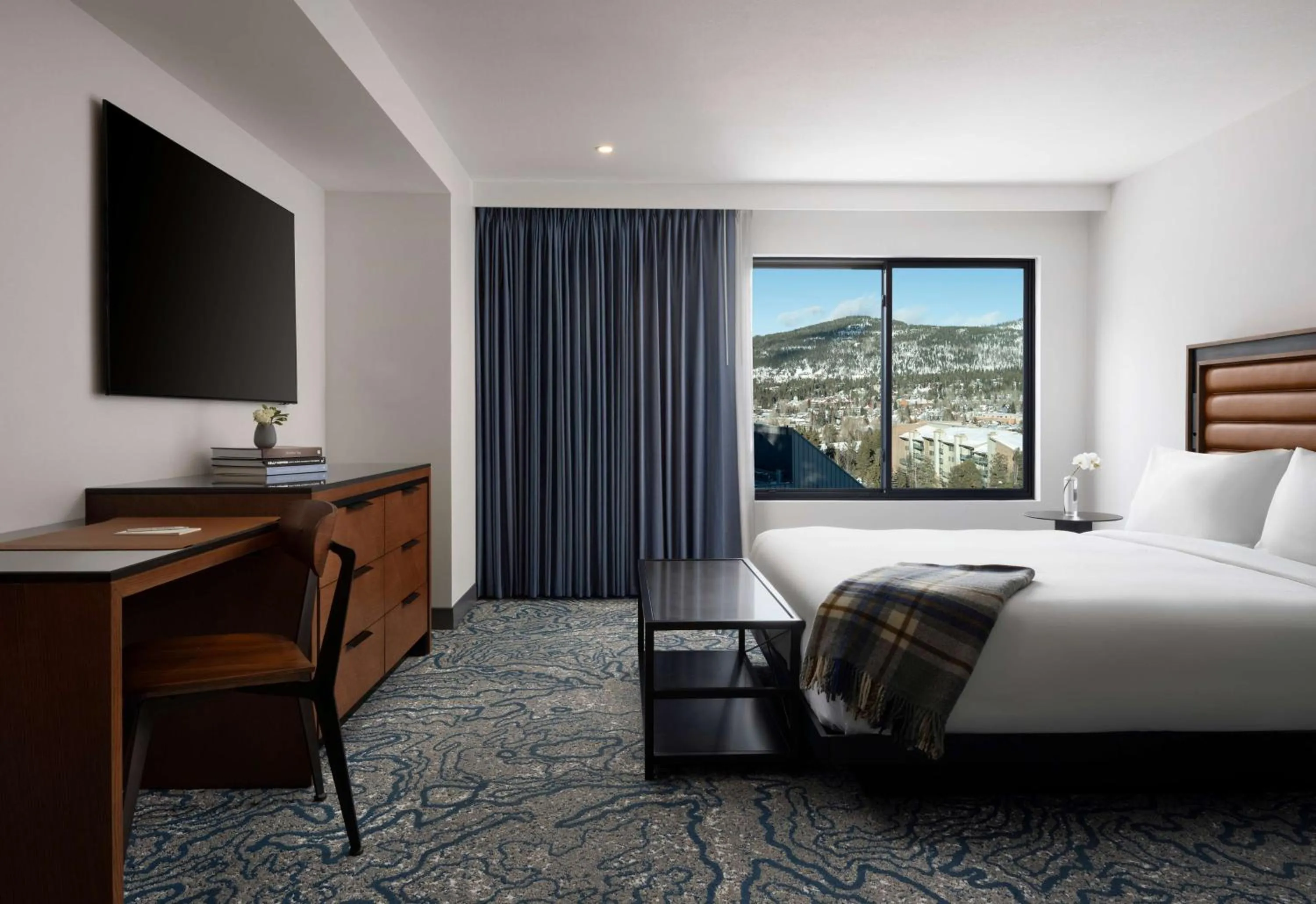 Bedroom, Bed in Hotel Alpenrock Breckenridge, Curio Collection by Hilton
