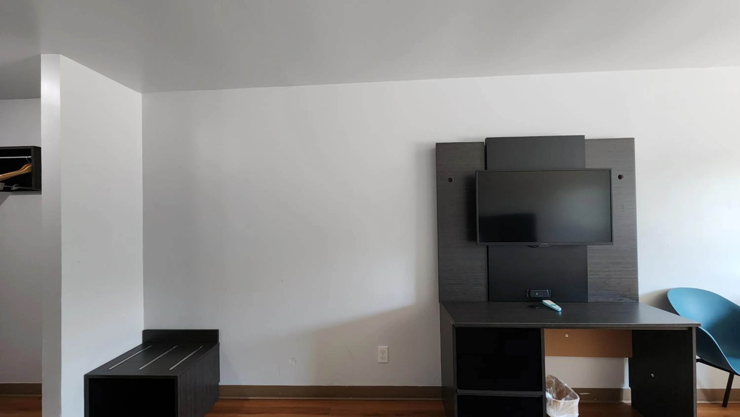 TV and multimedia in Motel 6-Ennis, TX