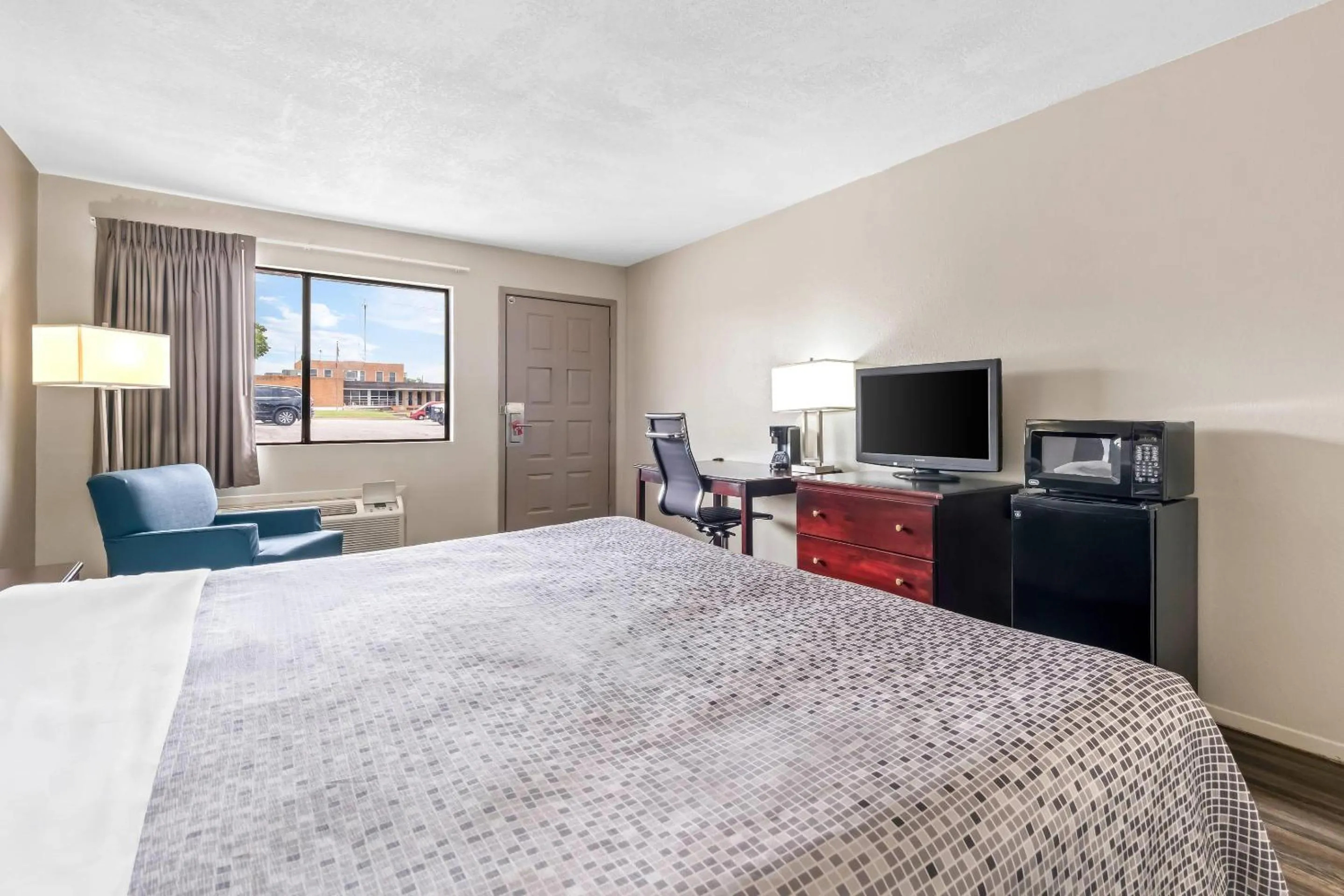 Bedroom, Bed in Econo Lodge Childress