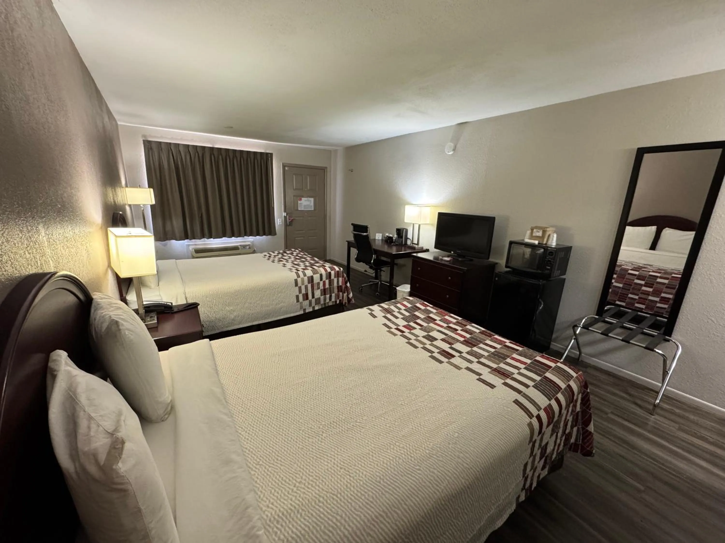 Bed in Econo Lodge Childress