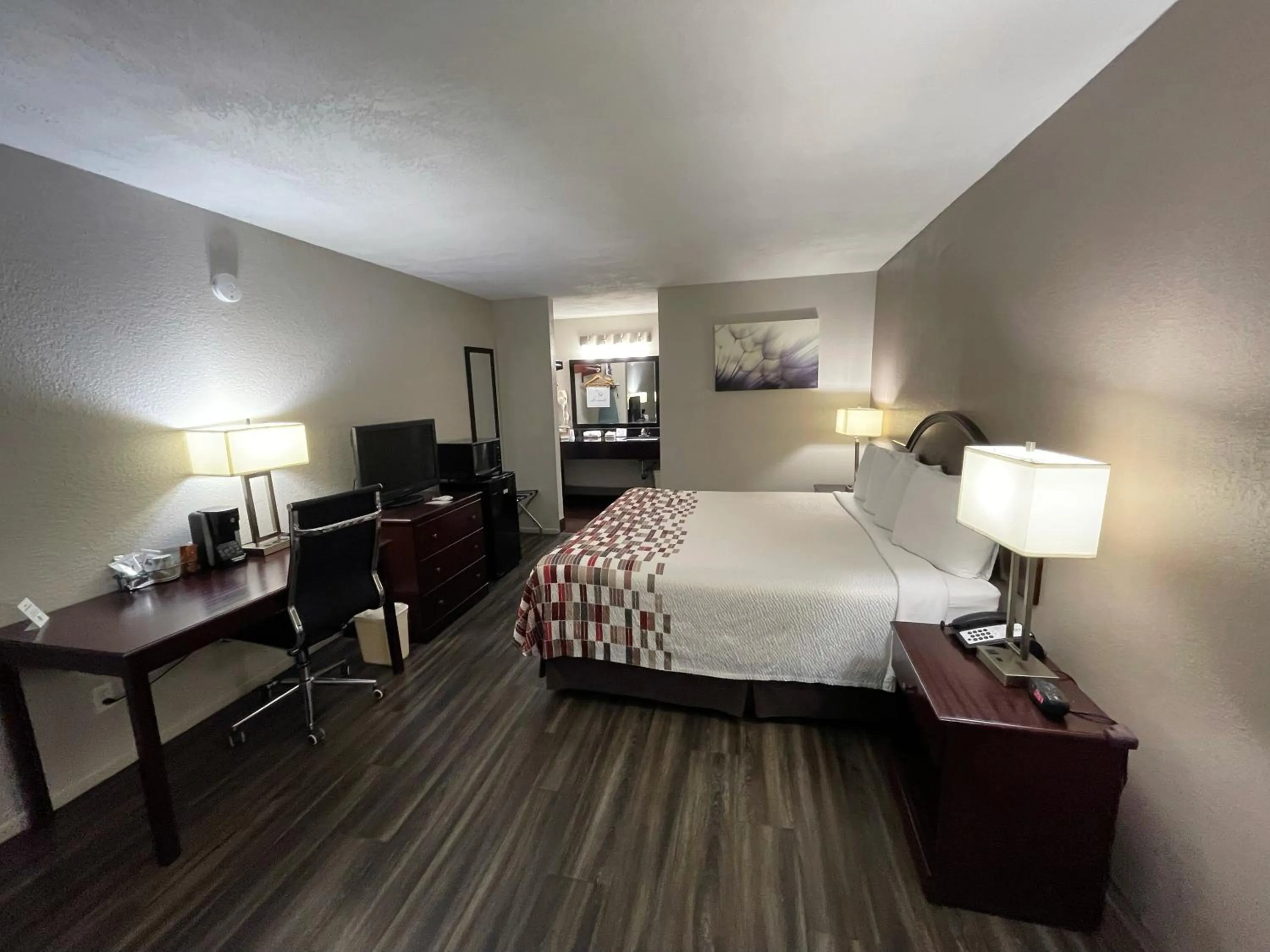 Bed in Red Roof Inn Childress