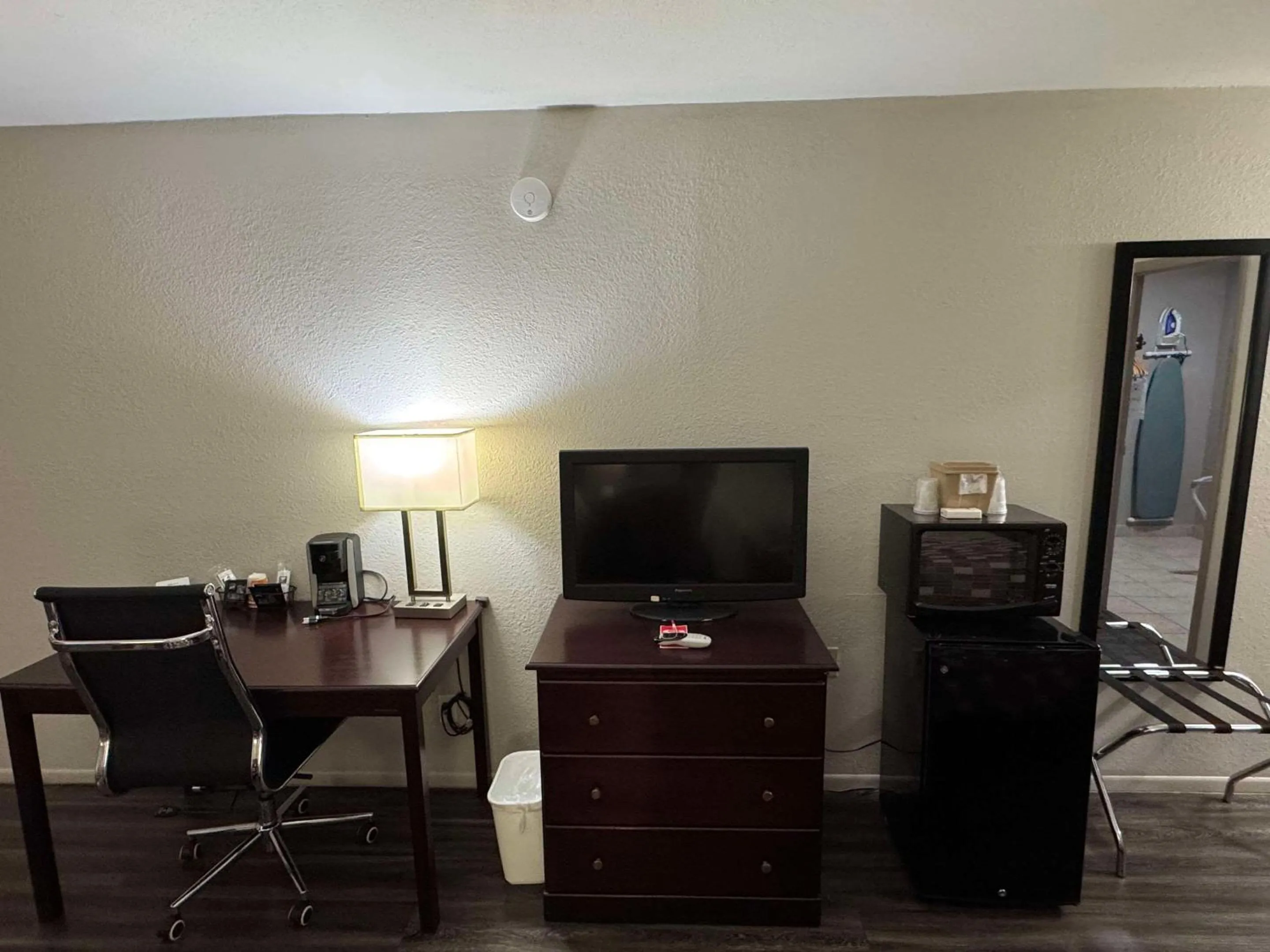 Bedroom in Econo Lodge Childress