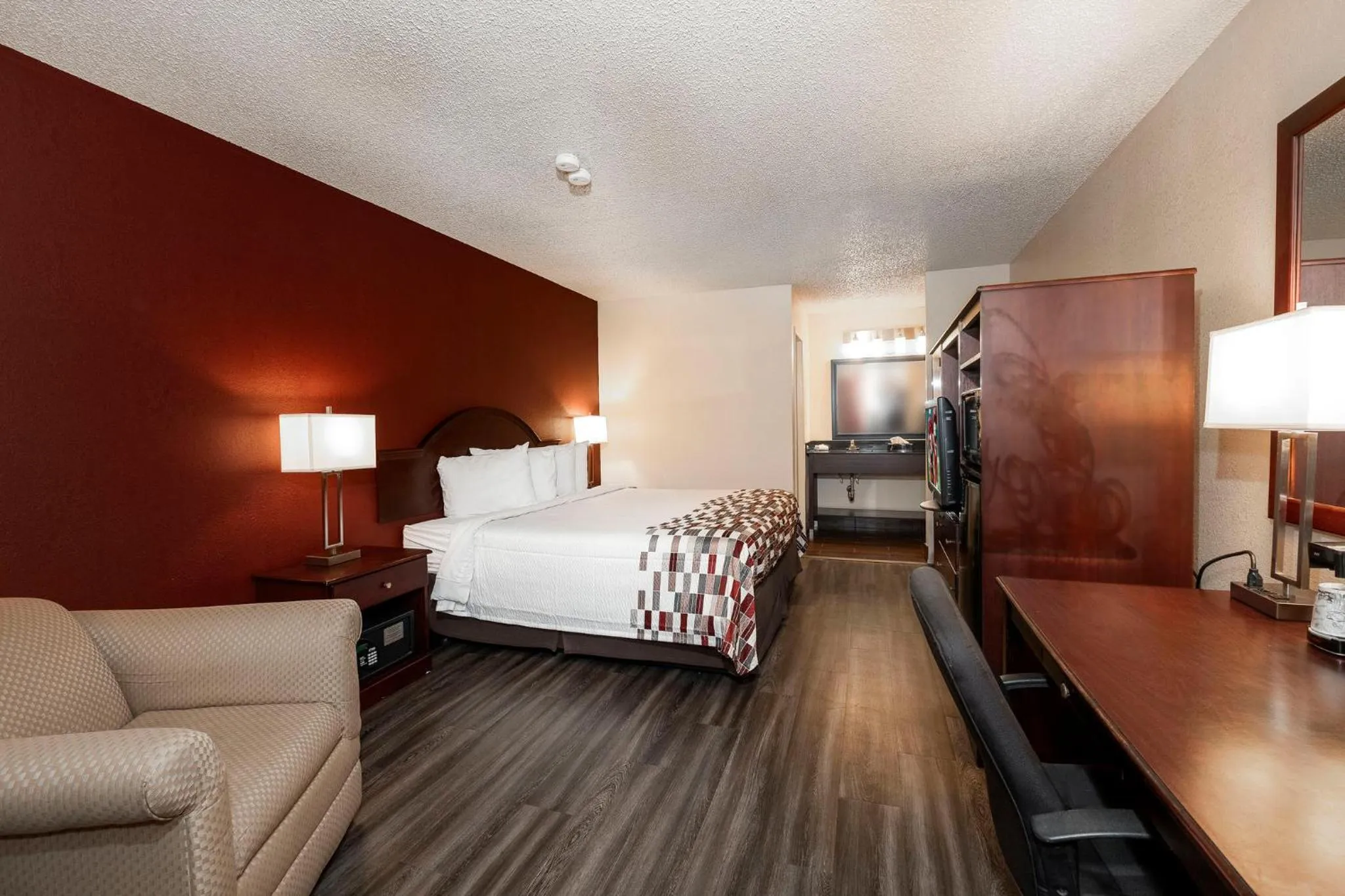 Bedroom, Bed in Red Roof Inn Childress