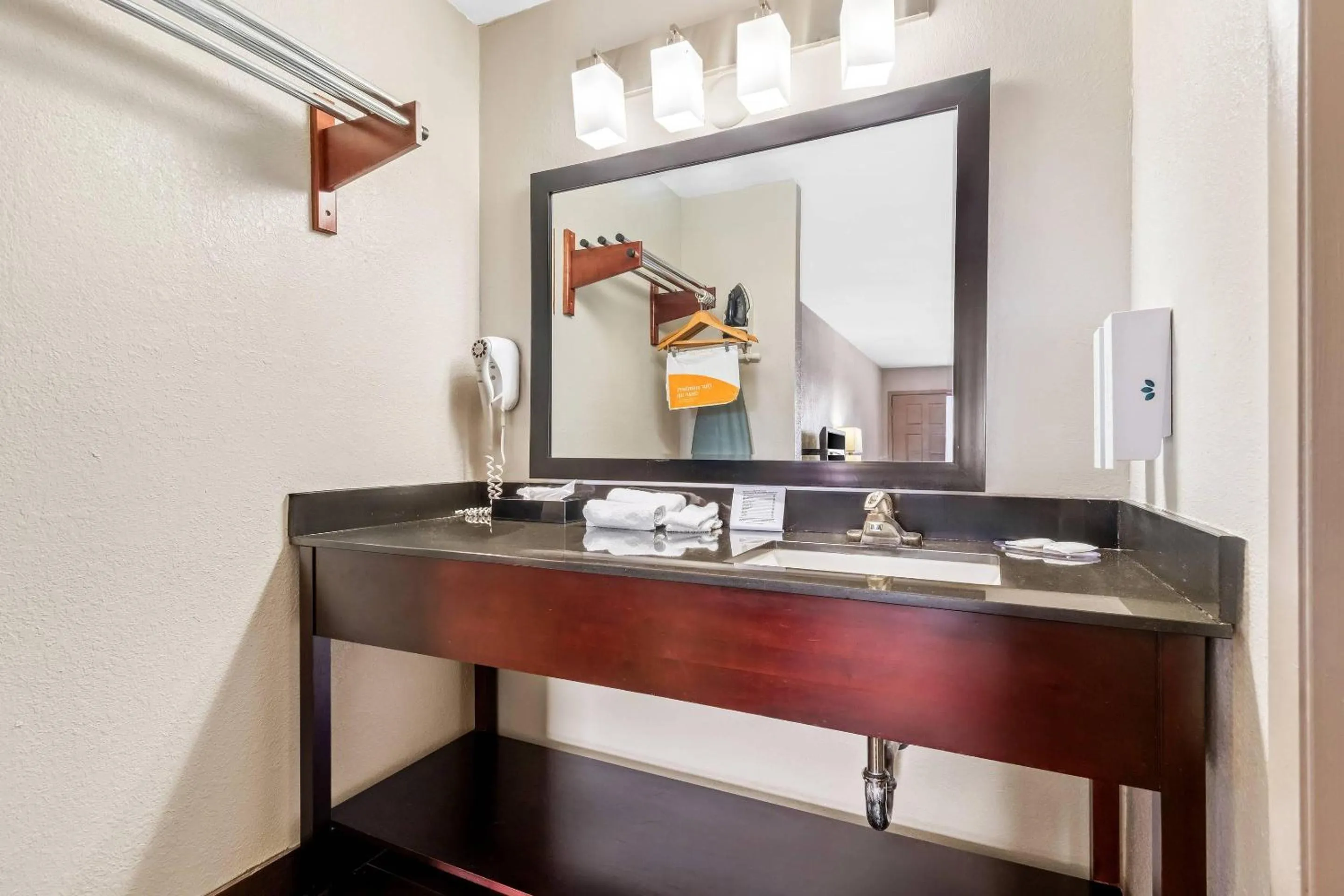 Bedroom in Econo Lodge Childress