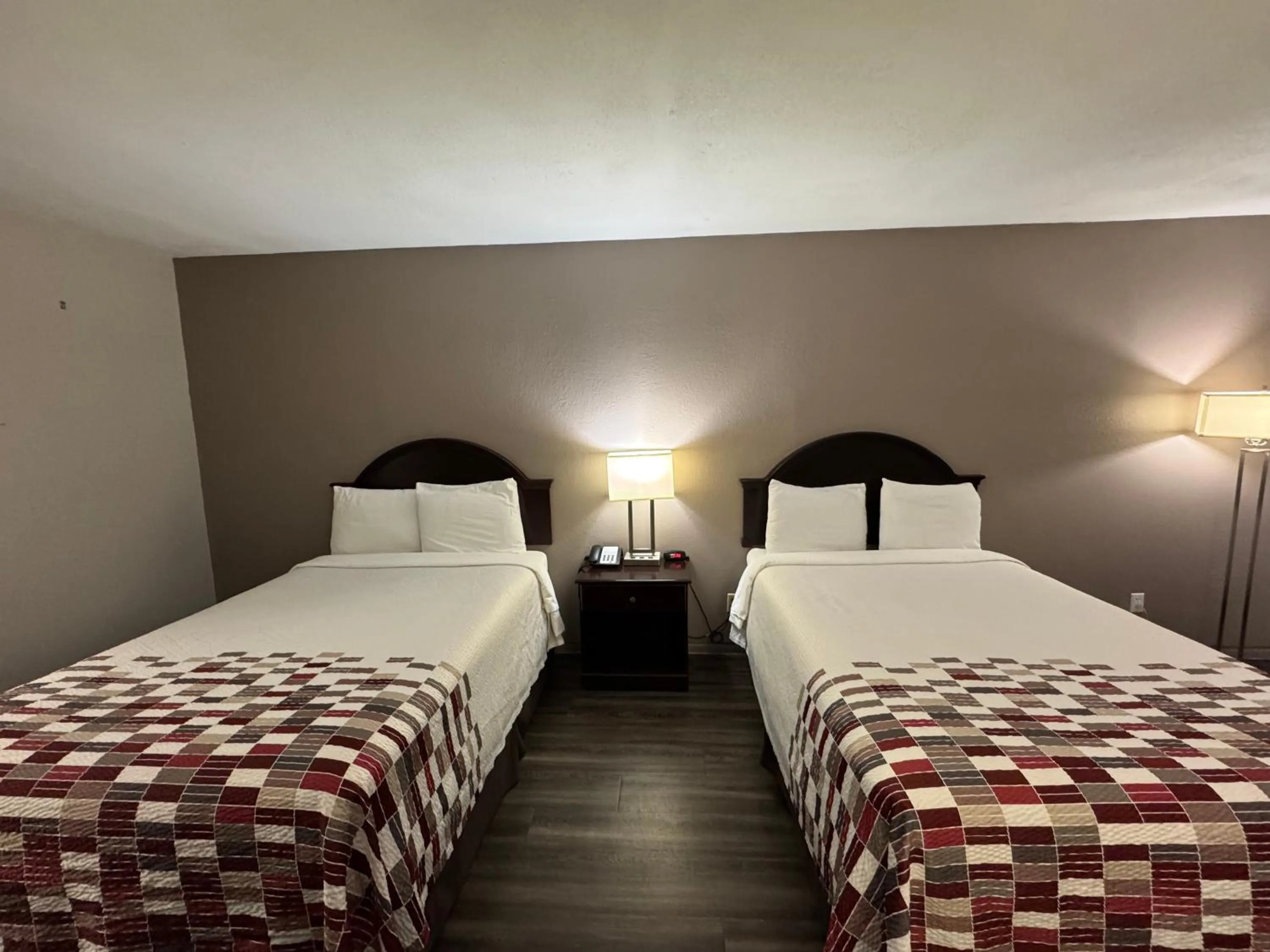 Bed in Econo Lodge Childress