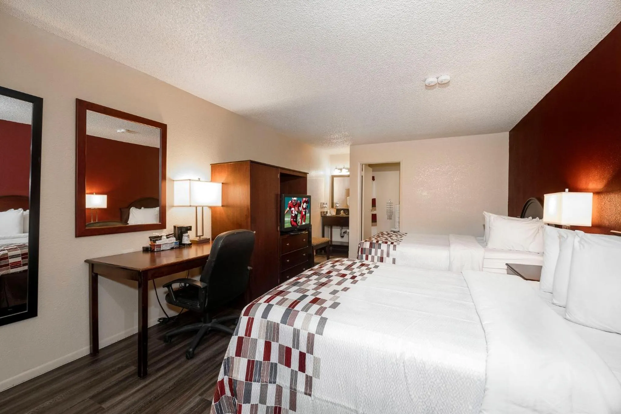 Photo of the whole room, Bed in Red Roof Inn Childress