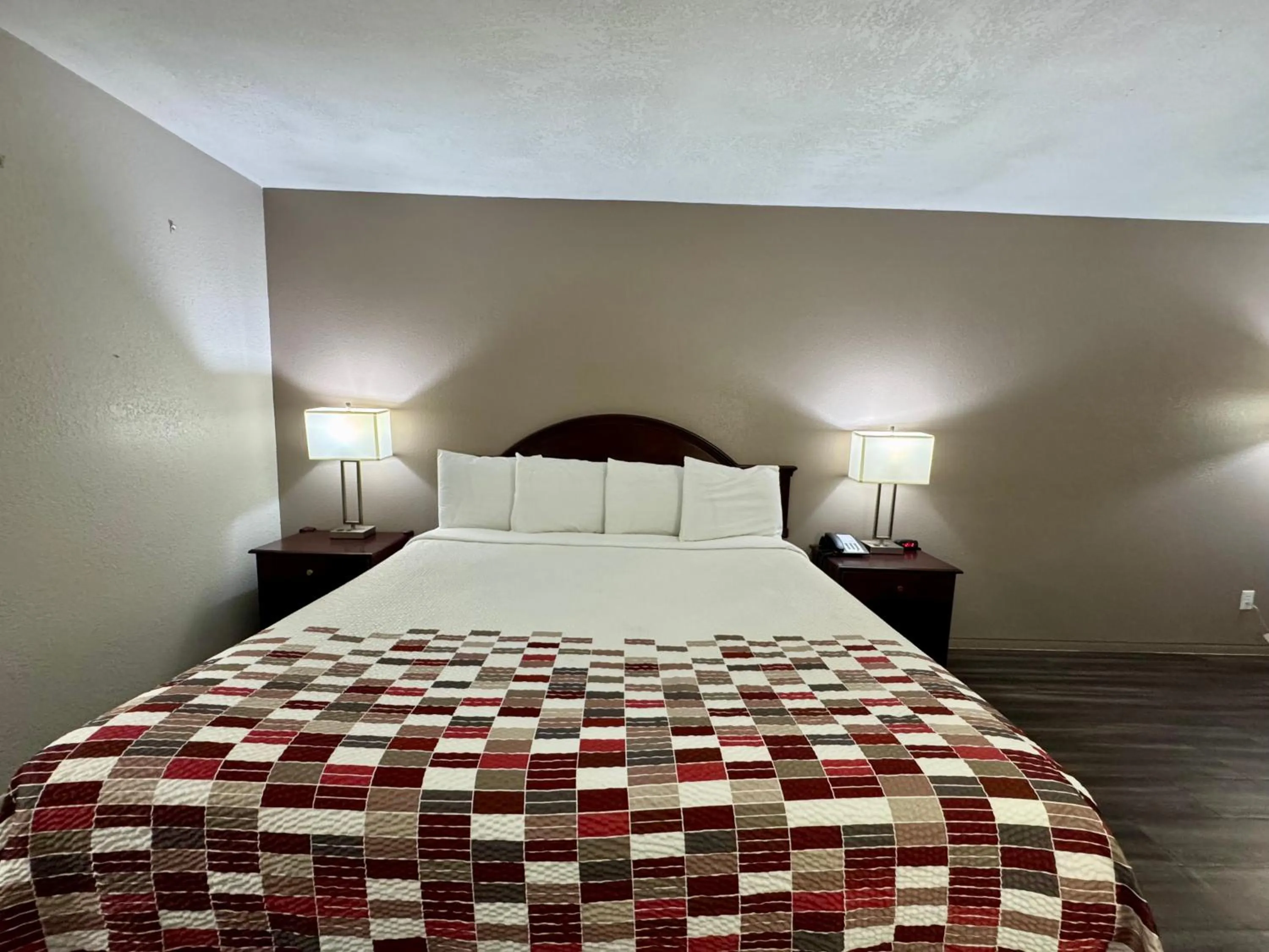 Bed in Econo Lodge Childress