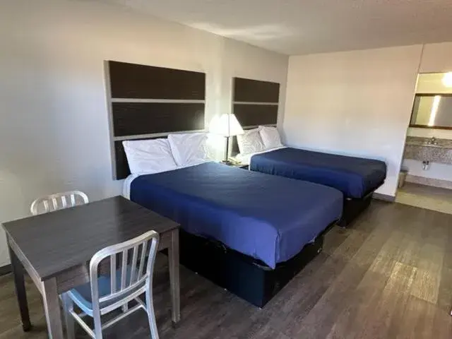 Double Room with Two Double Beds - Non-Smoking in Homelodge Newnan Double Room with Two Double Beds - Non-Smoking in Homelodge Newnan