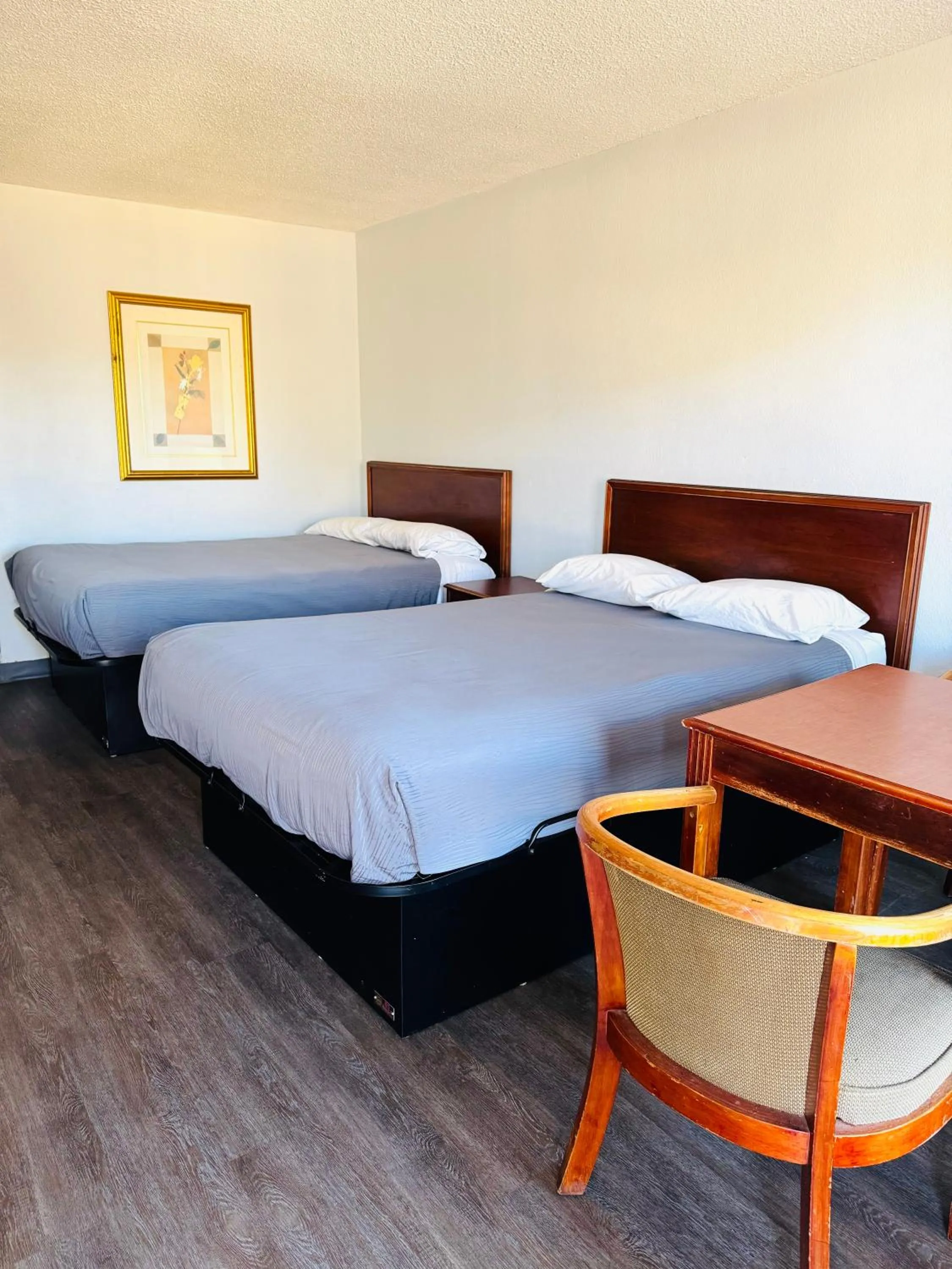 Photo of the whole room, Bed in Newnan Nook