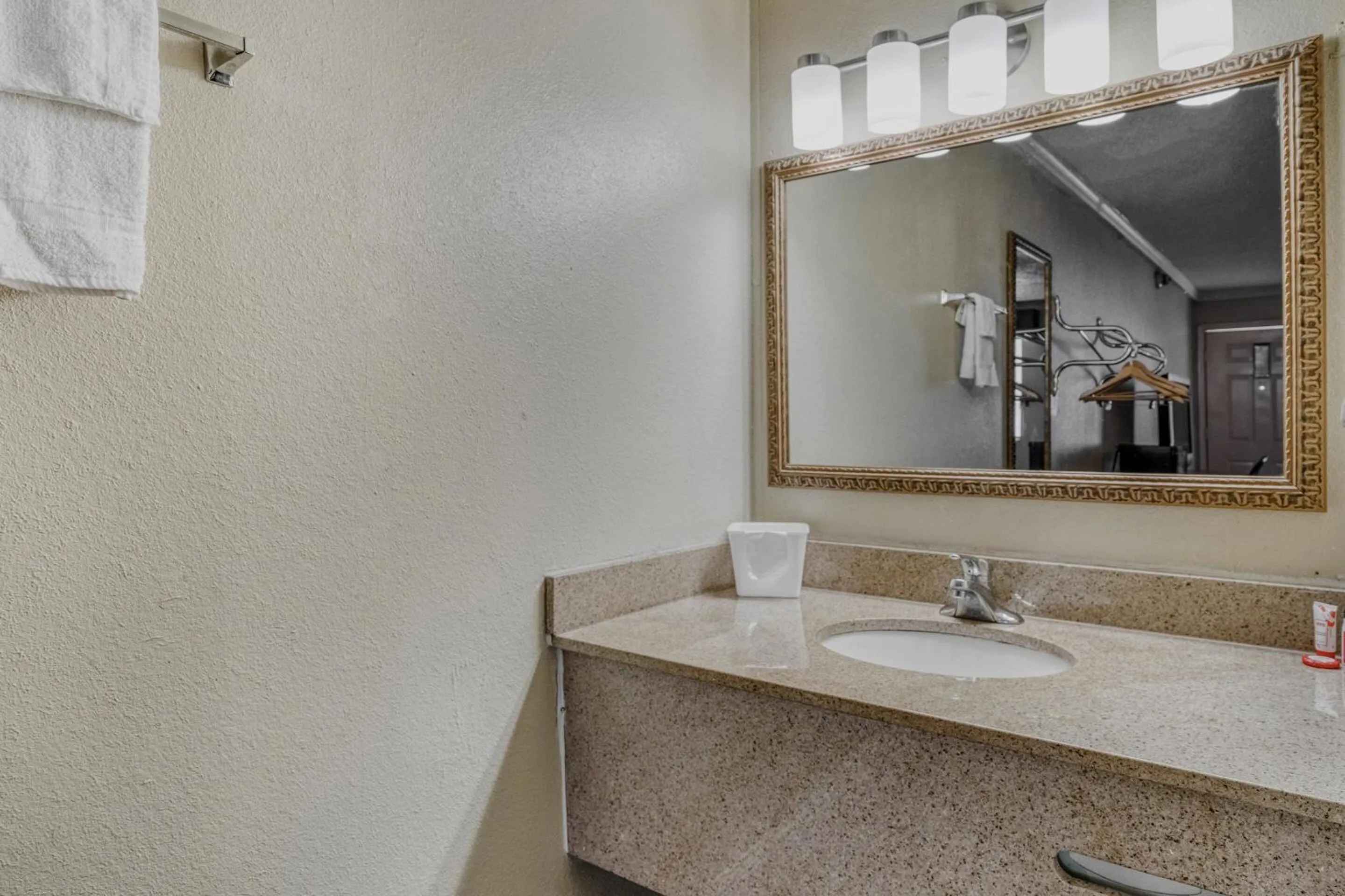 Bathroom in OYO Hotel Pineville LA Hwy 165