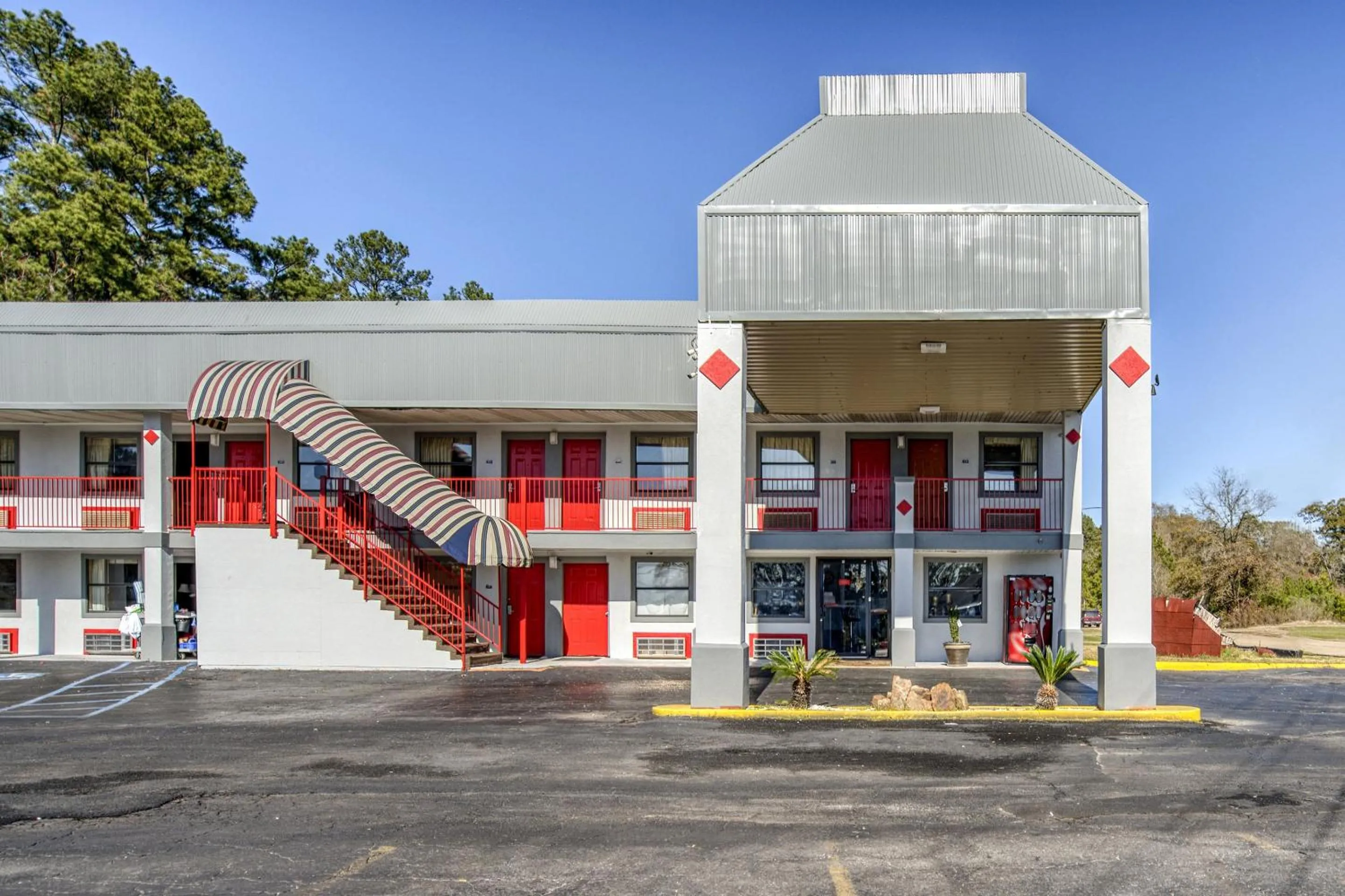 Facade/entrance in OYO Hotel Pineville LA Hwy 165