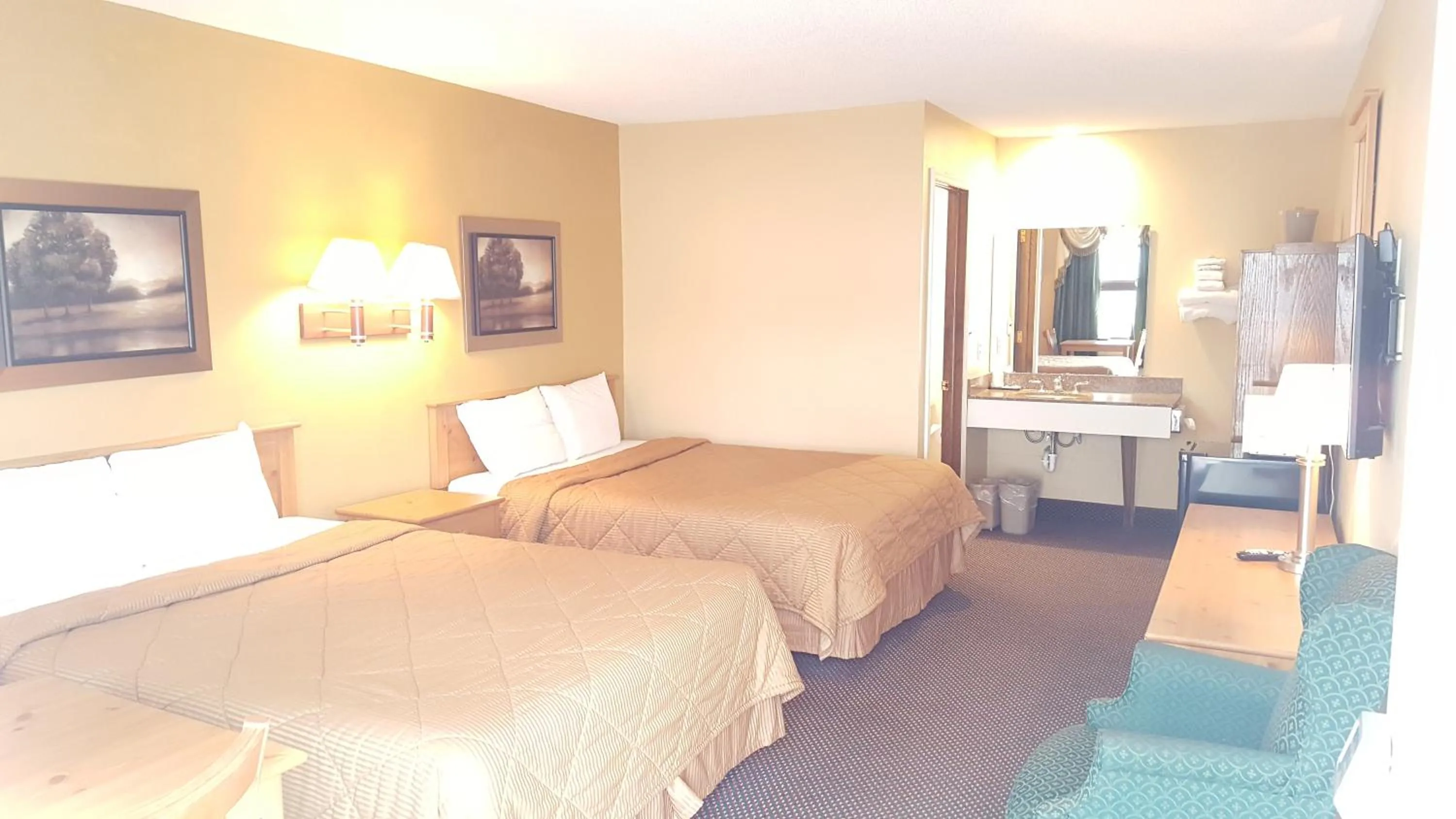 Queen Room with Two Queen Beds in Oakdale Motel