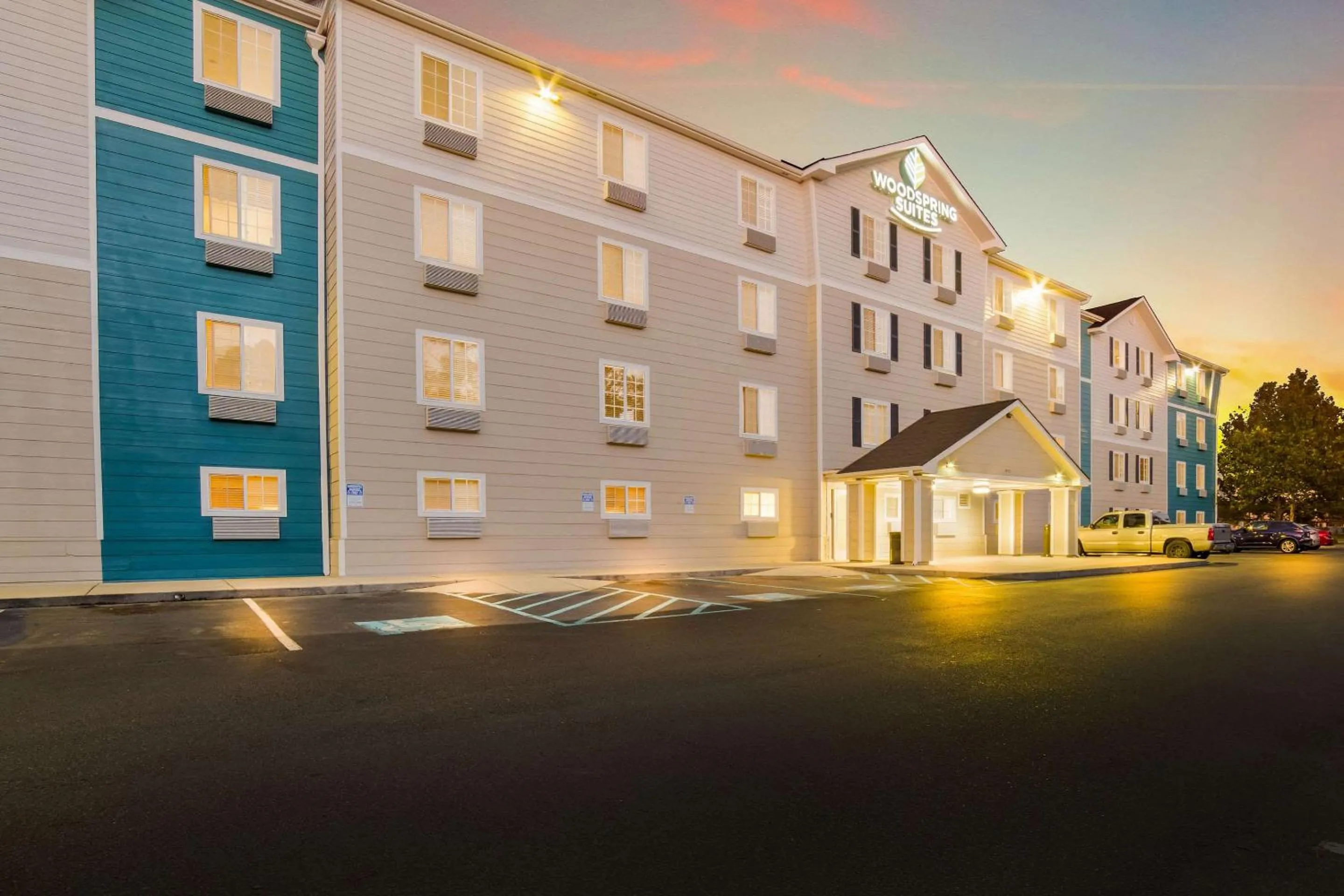 Property building in WoodSpring Suites | North Charleston Airport I-526