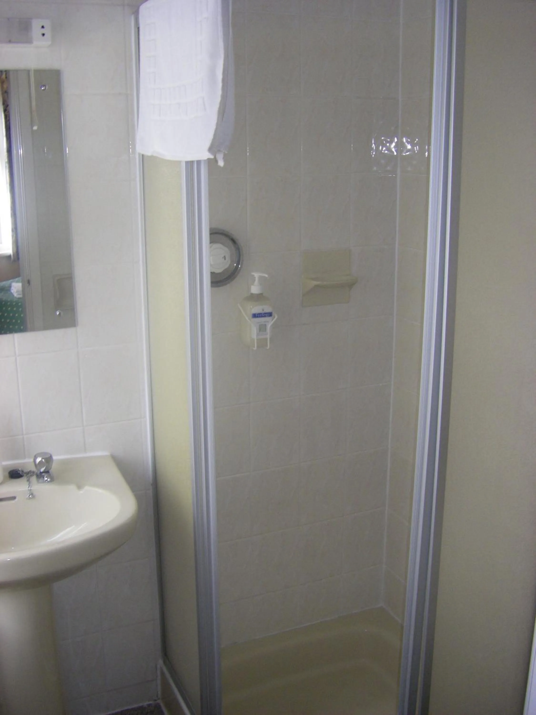 Shower in The Waldorf - Near Pleasure Beach & Sandcastle