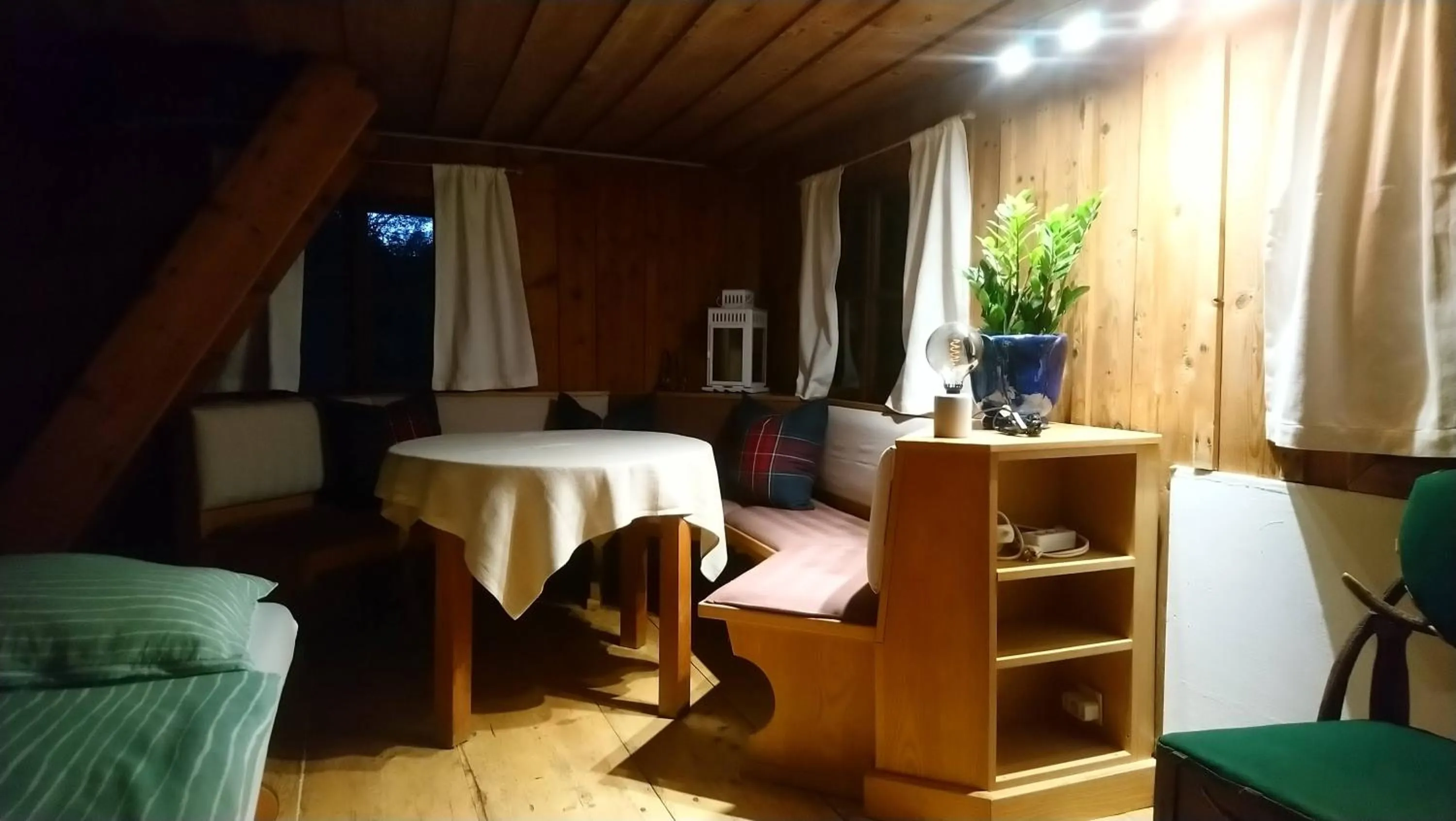 Seating area, Bed in kajakshop-wildalpen