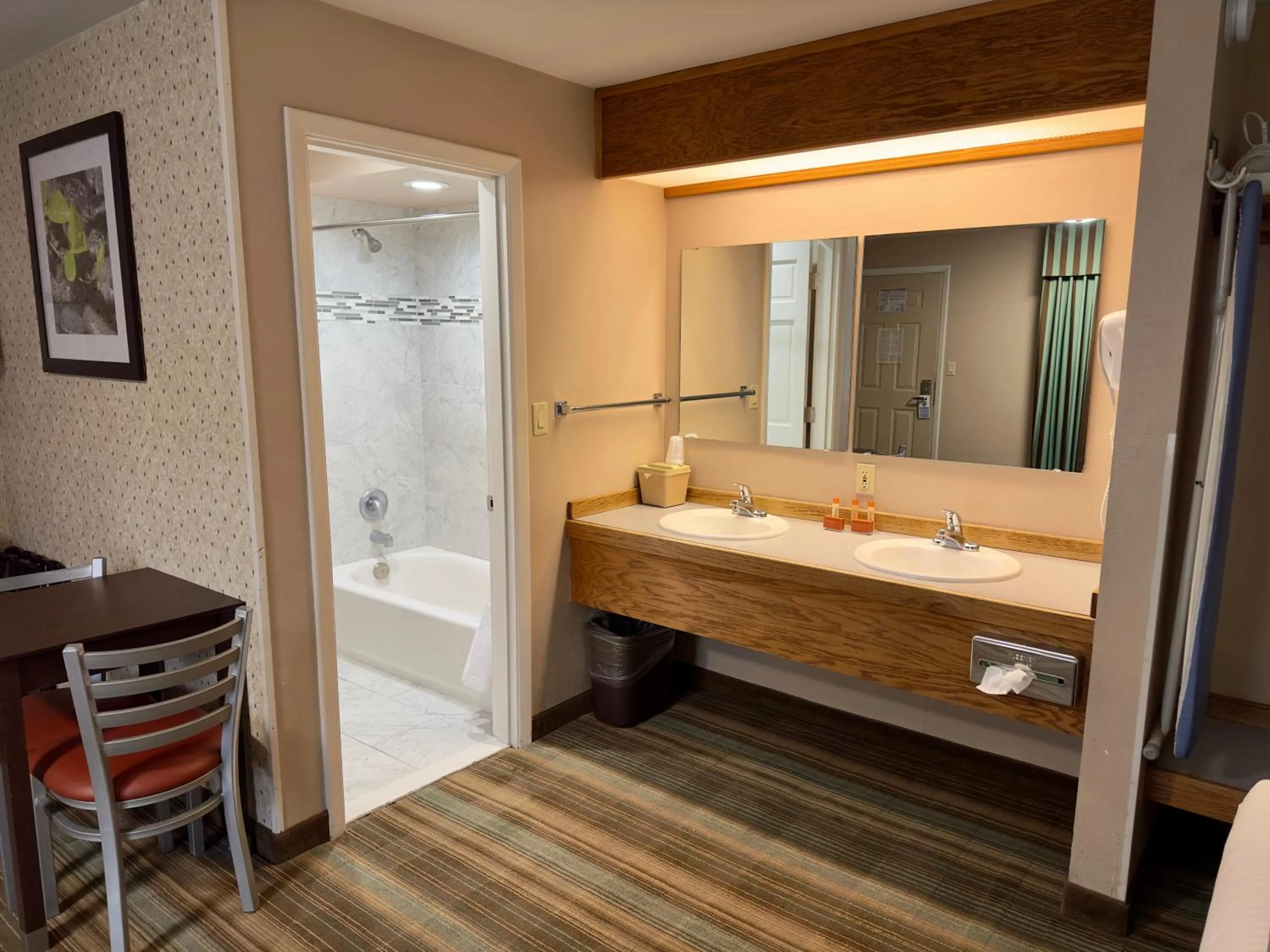 Shower in Flagship Inn of Ashland