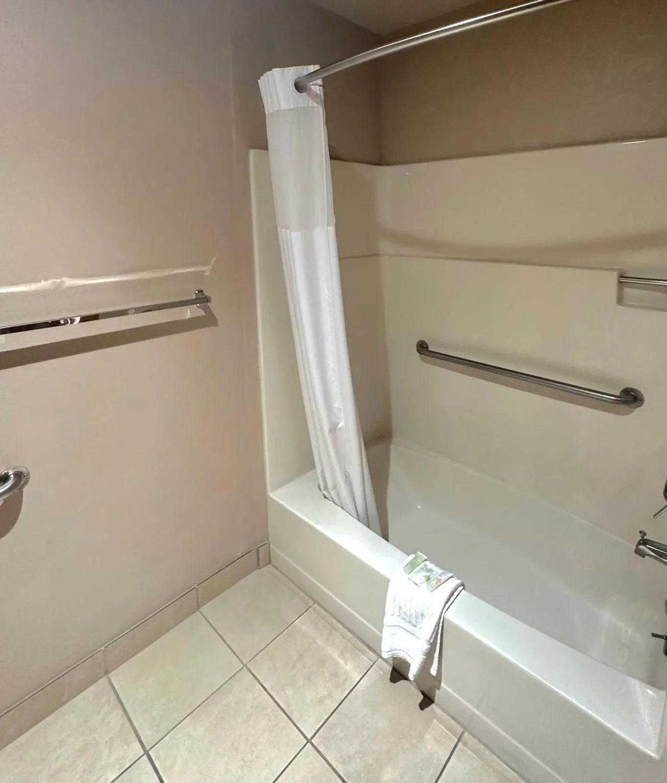 Shower in Flagship Inn of Ashland