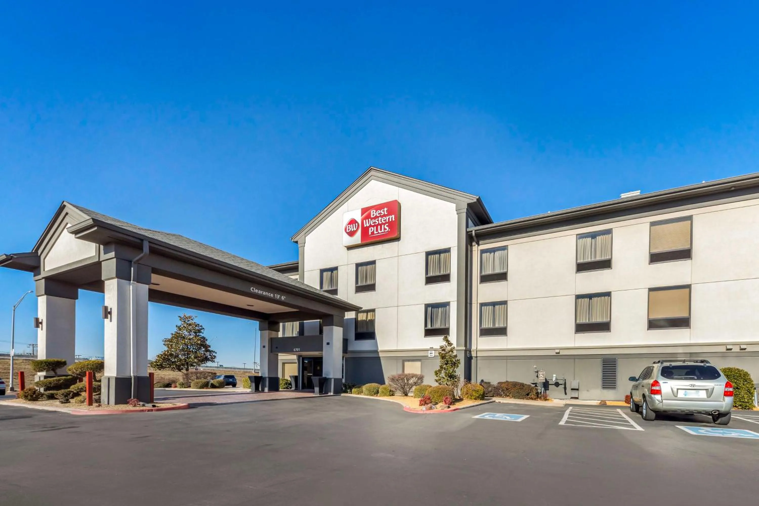 Property building in Best Western Plus Midwest City Inn & Suites