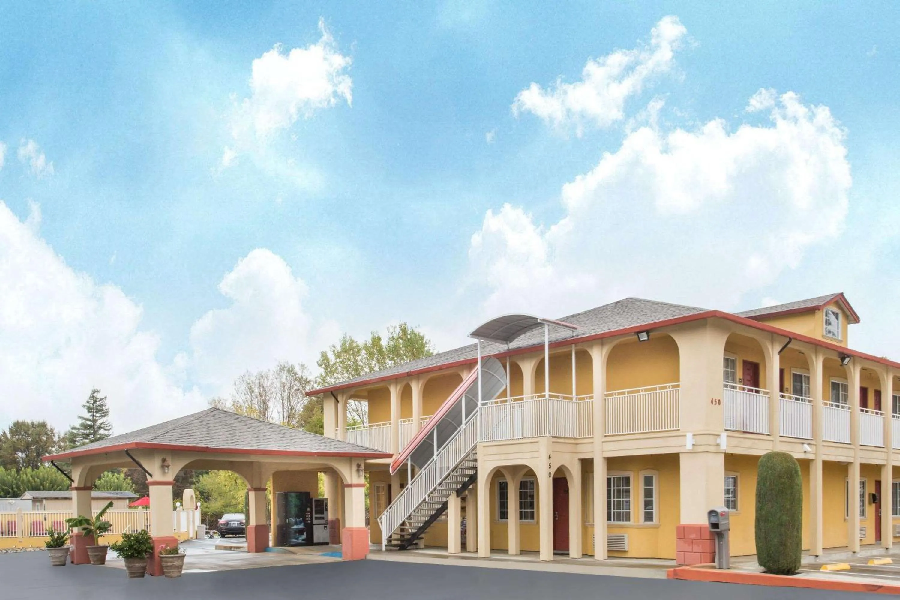 Property building in Upper Lake Inn & Suites