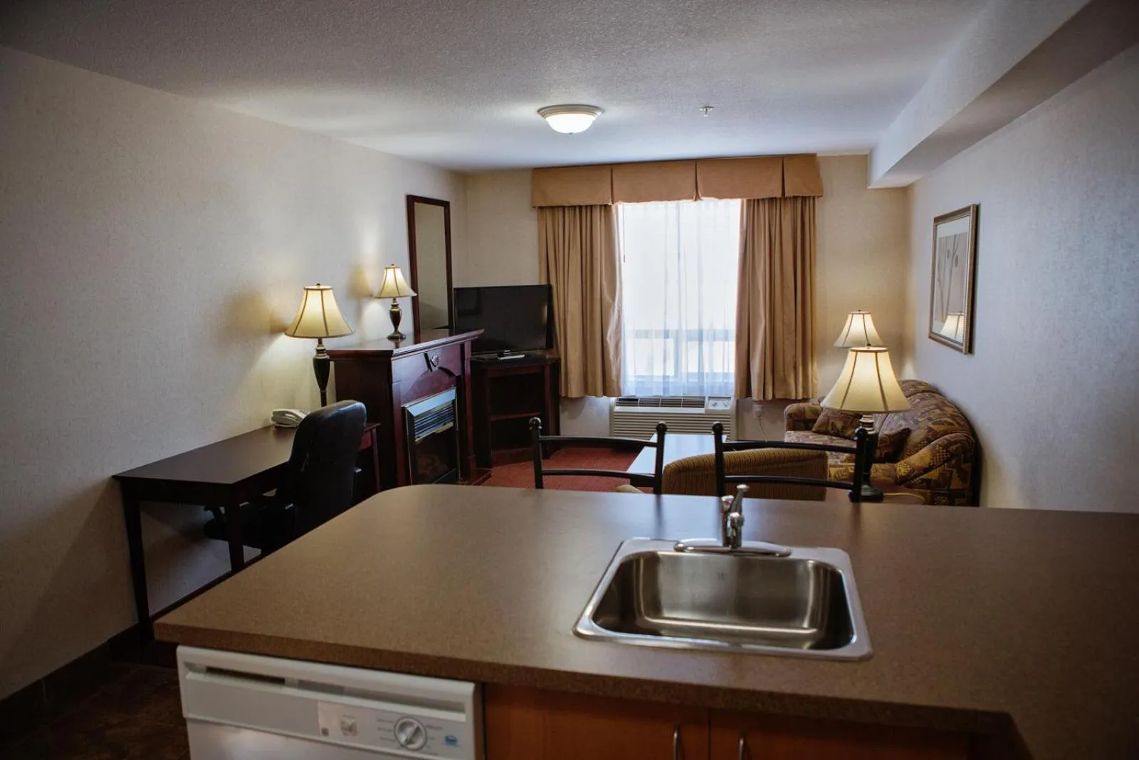 Living room, Kitchen/Kitchenette in Peavine Inn & Suites