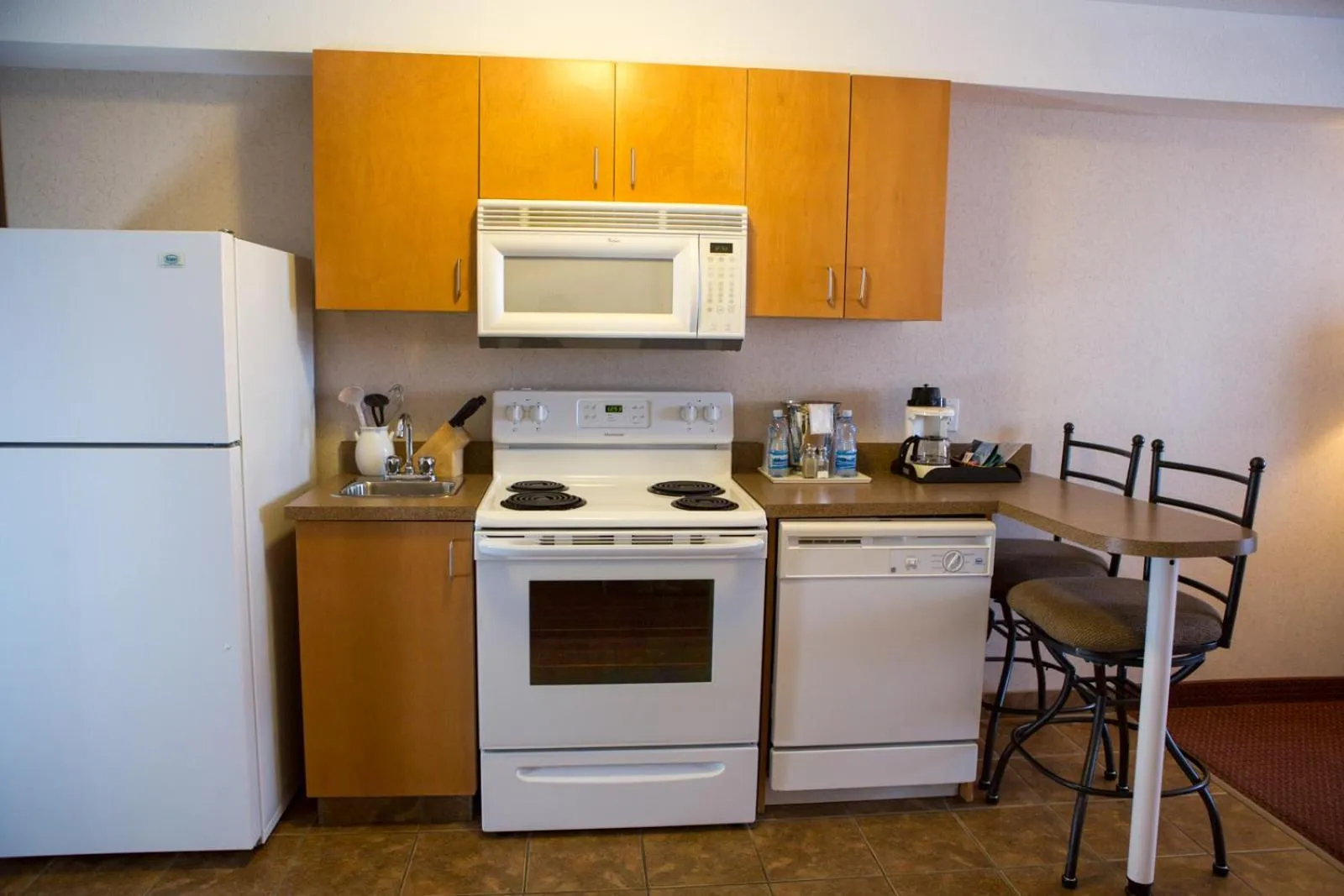 Kitchen or kitchenette, Kitchen/Kitchenette in Peavine Inn & Suites