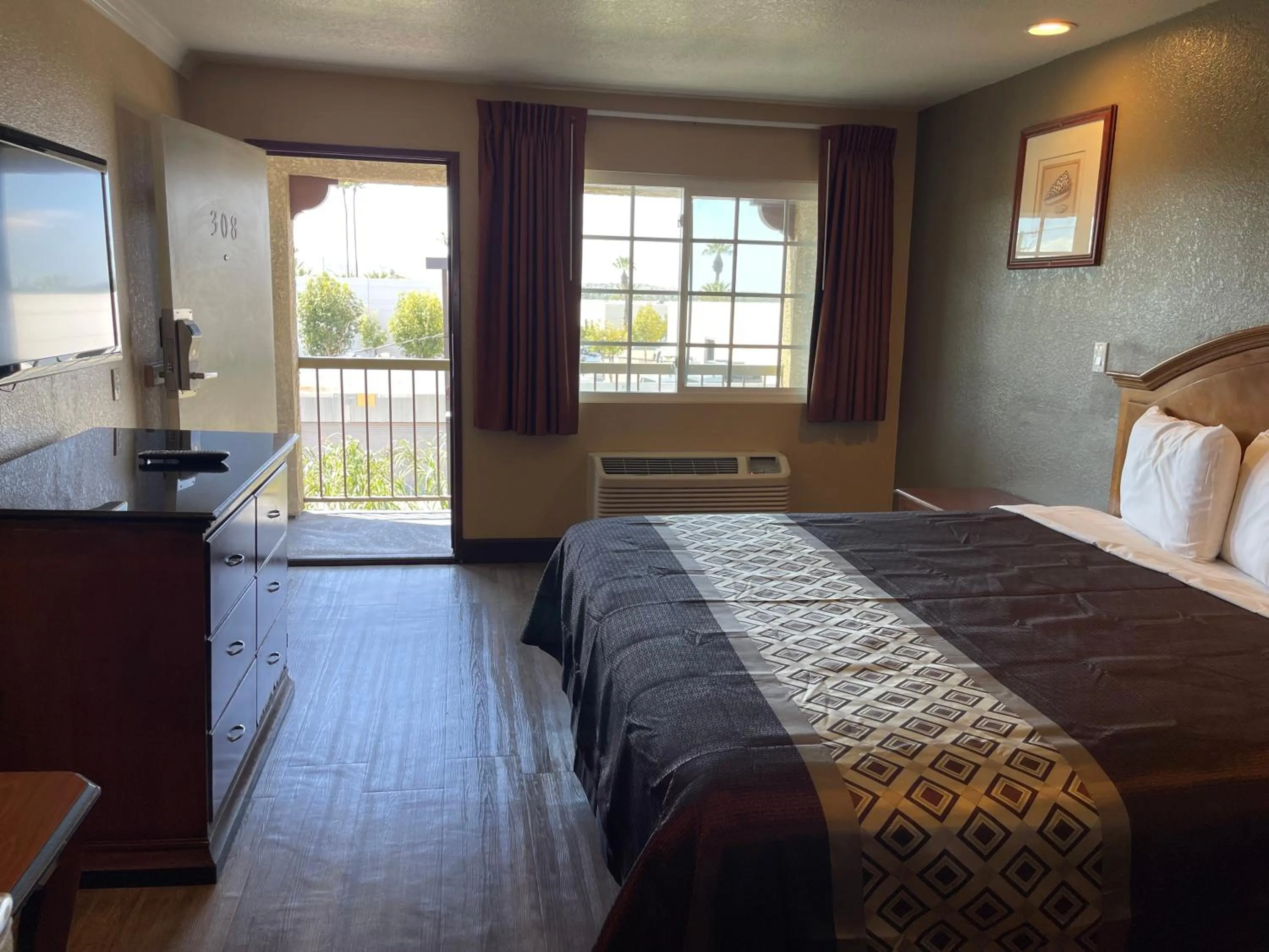 Photo of the whole room, Bed in Arlington Inn