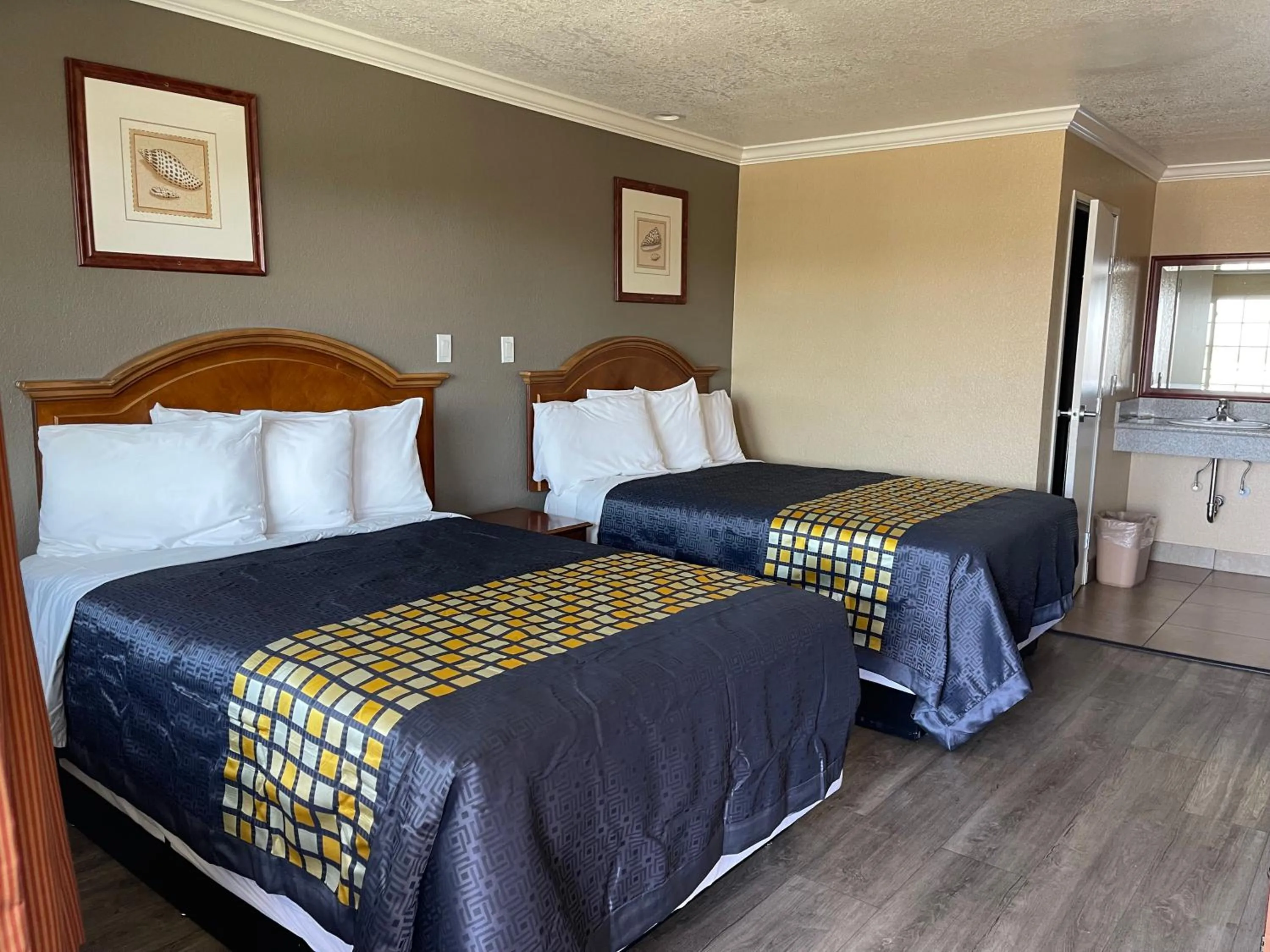 Photo of the whole room, Bed in Arlington Inn