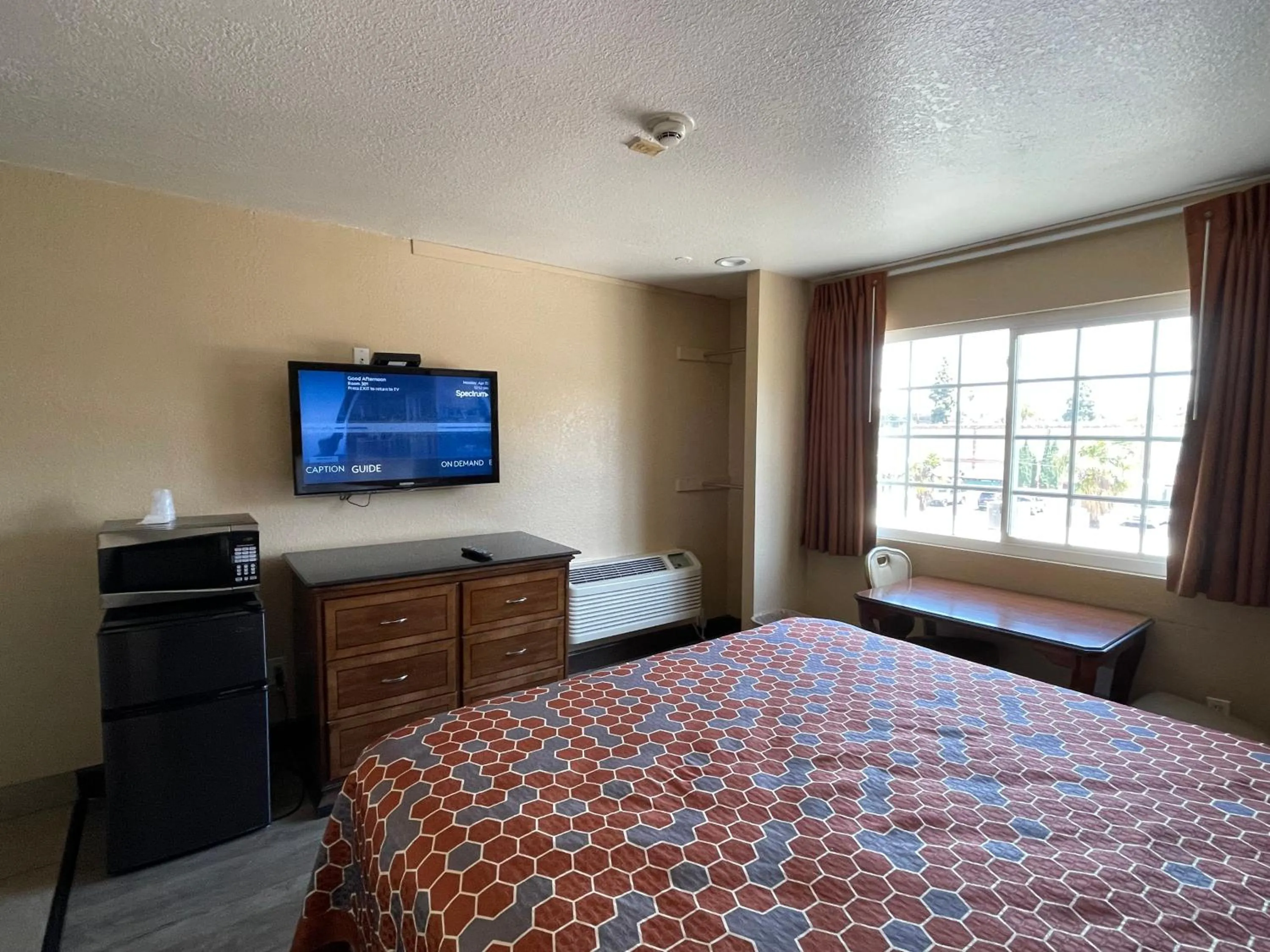 TV and multimedia, Bed in Arlington Inn