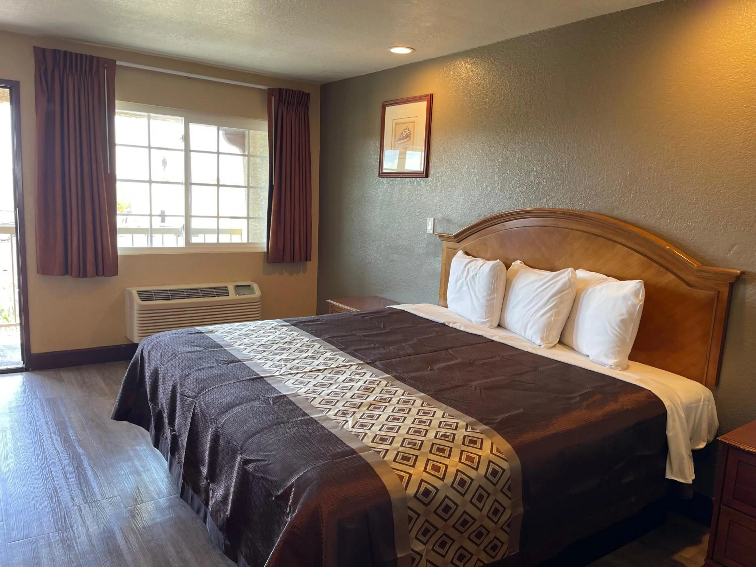 Photo of the whole room, Bed in Arlington Inn