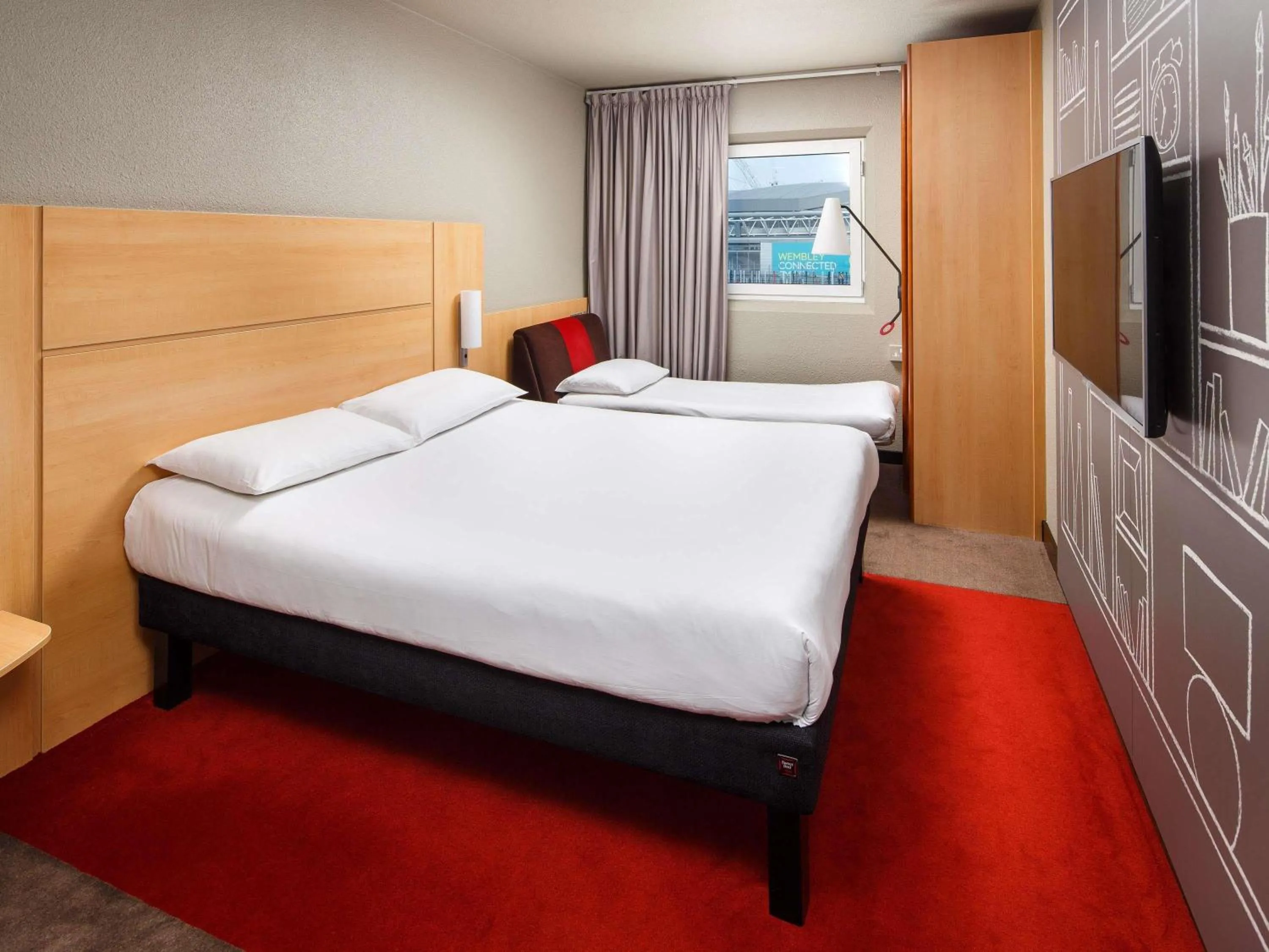 Bedroom, Bed in ibis London Wembley