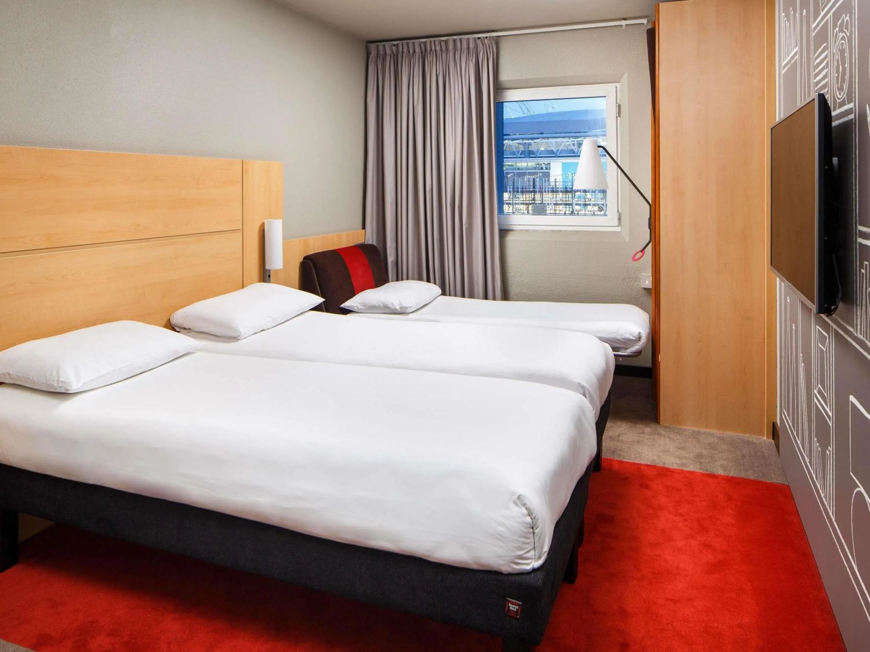 Bedroom, Bed in ibis London Wembley