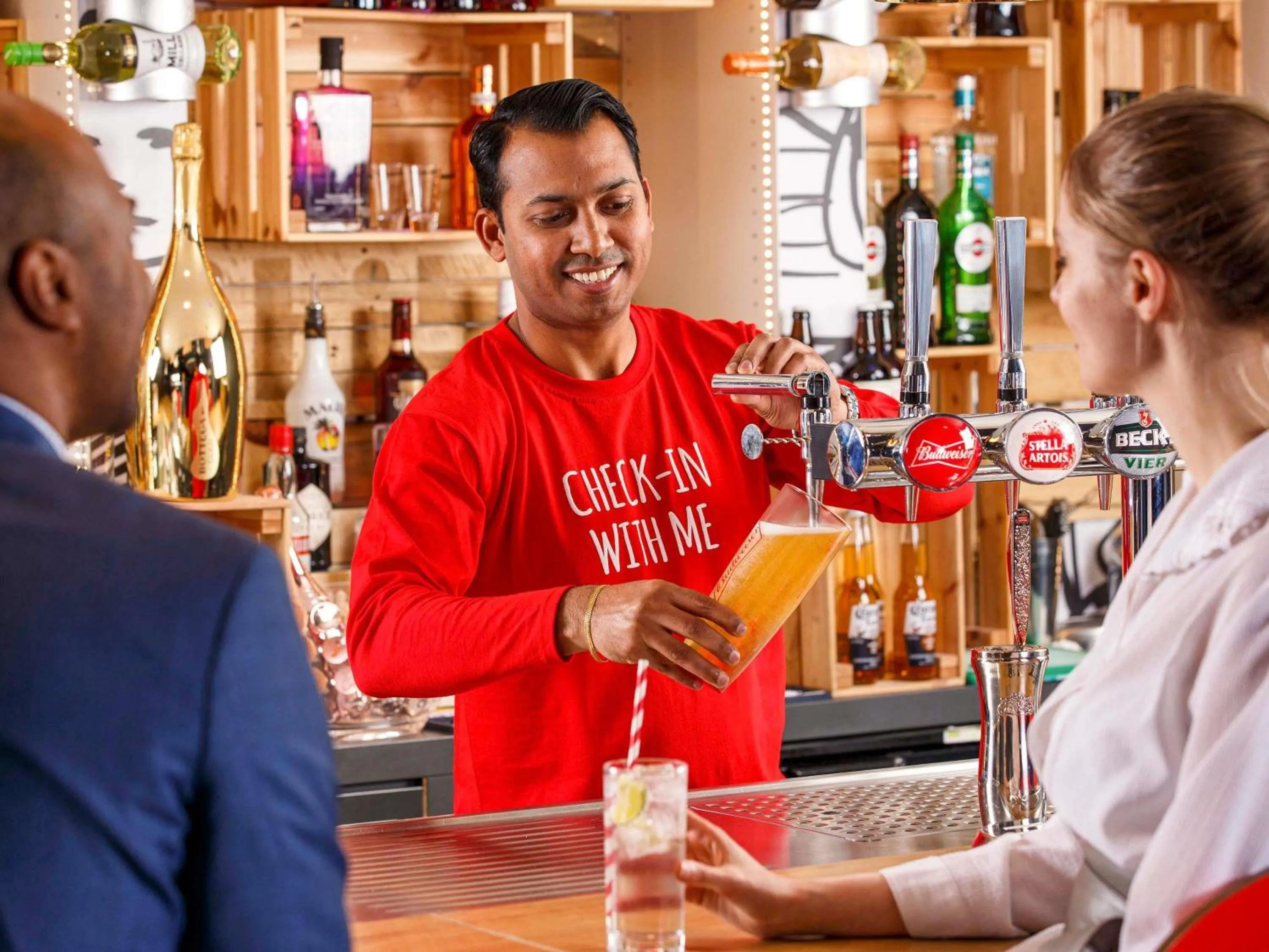 Lounge or bar in ibis London Wembley