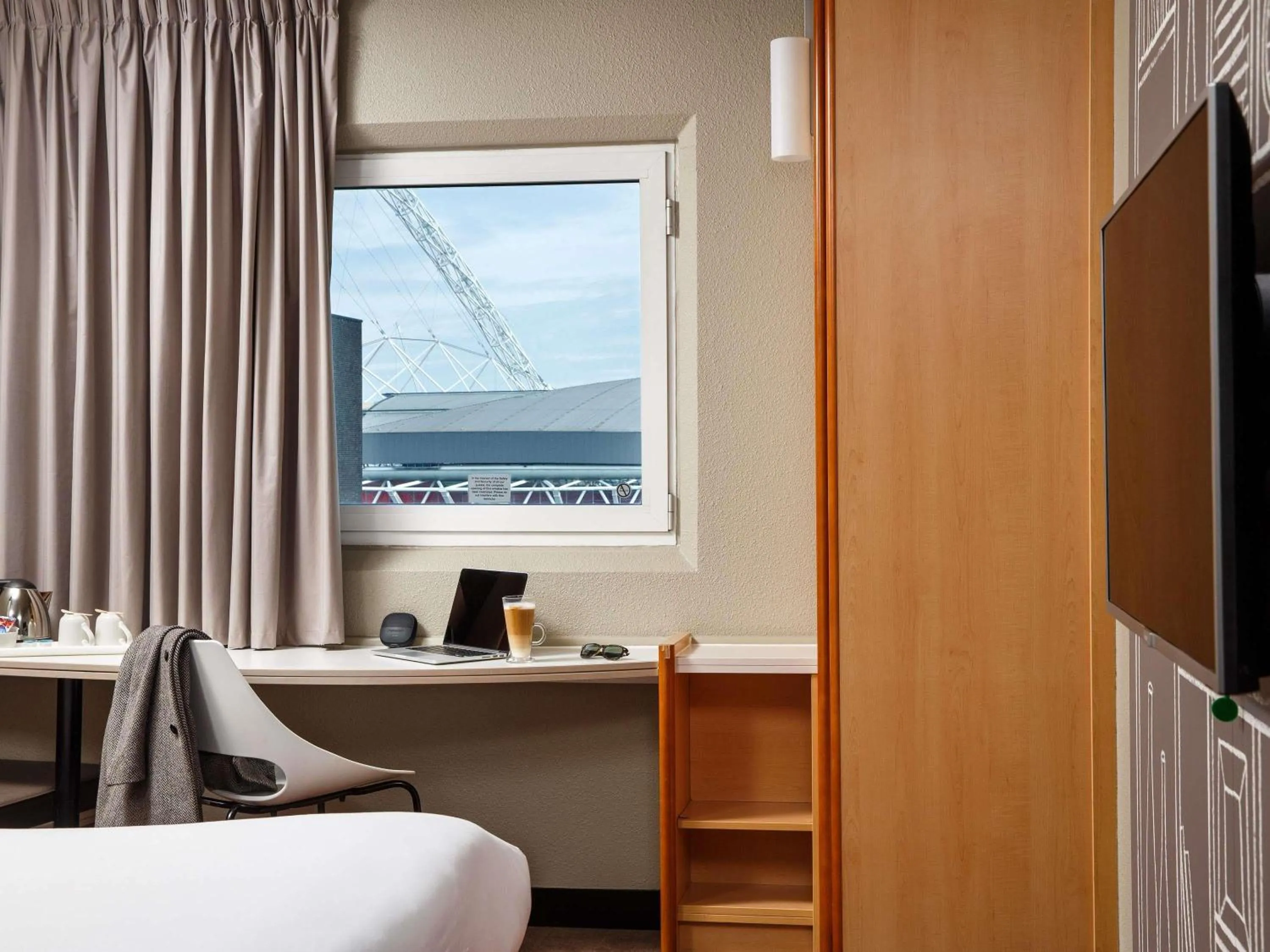 Bedroom, Bed in ibis London Wembley