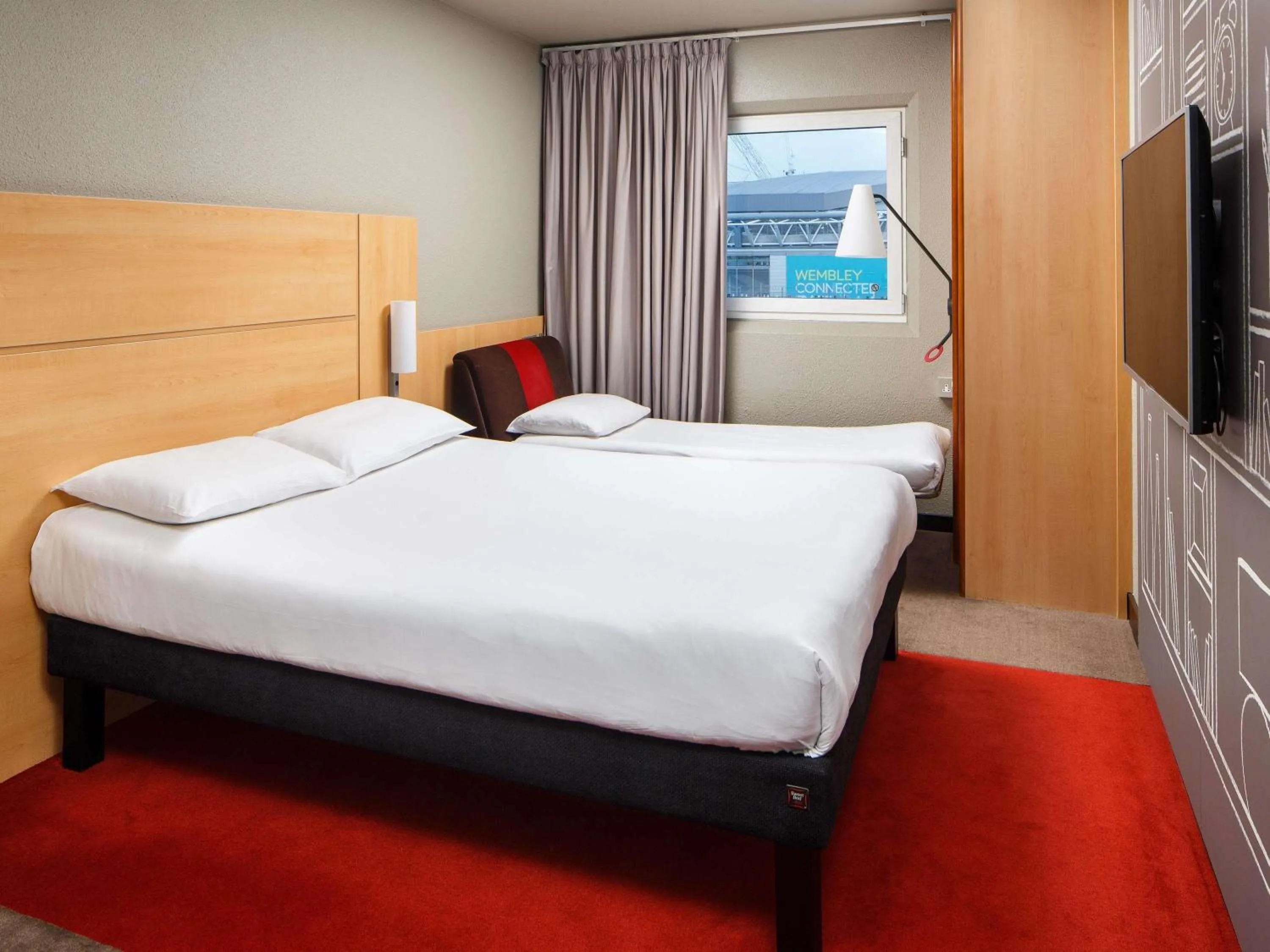 Bedroom, Bed in ibis London Wembley
